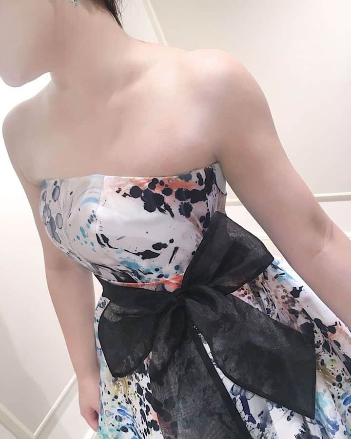 Dresses (ドレッシーズ)さんのインスタグラム写真 - (Dresses (ドレッシーズ)Instagram)「#ヨーランクリス のペイントプリントカラードレス✨ コーディネートのポイントや詳細は⠀@dresses_weddingdressホーム画面URLへ。⠀⠀ ----------------------------------------⠀⠀⠀ カラードレス:04-7376⠀ ヘッドアクセサリー:05-3317⠀ ドレスブランド: @yolancris⠀ こちらのドレスは⠀⠀@fiorebianca_wedding のドレスです。⠀⠀⠀ ----------------------------------------⠀⠀⠀⠀⠀⠀⠀⠀ <お問い合わせ>⠀⠀⠀⠀⠀⠀ 💌@dresses_weddingdress へDM⠀⠀⠀⠀⠀⠀ 📞 0120-791-249⠀⠀⠀⠀⠀⠀ ご試着予約やレンタル価格など、お気軽にお問い合わせください。⠀⠀⠀ ----------------------------------------⠀⠀⠀⠀⠀⠀ その他の @yolancris のドレスは⠀⠀#yolancris_dresses よりご覧いただけます。⠀⠀⠀ プレ花&卒花さまの素敵なお写真をご紹介します✨⠀⠀⠀⠀⠀⠀ 《 #ドレッシーズ花嫁 》を付けて、投稿してくださいね💐⠀⠀⠀⠀⠀⠀ 素敵だと思ったら、写真をダブルタップ✨⠀⠀ #ドレッシーズ#ヨーランクリス花嫁#カジュアルウェディング#インポートドレス#ヨーランクリス#鹿児島プレ花嫁#関西花嫁#プレ花嫁#ウェディングドレス#ドレス迷子#運命のドレス#サッシュリボン#カラードレス#ガーデンウェディング#アットホームウェディング」7月15日 21時58分 - dresses_weddings