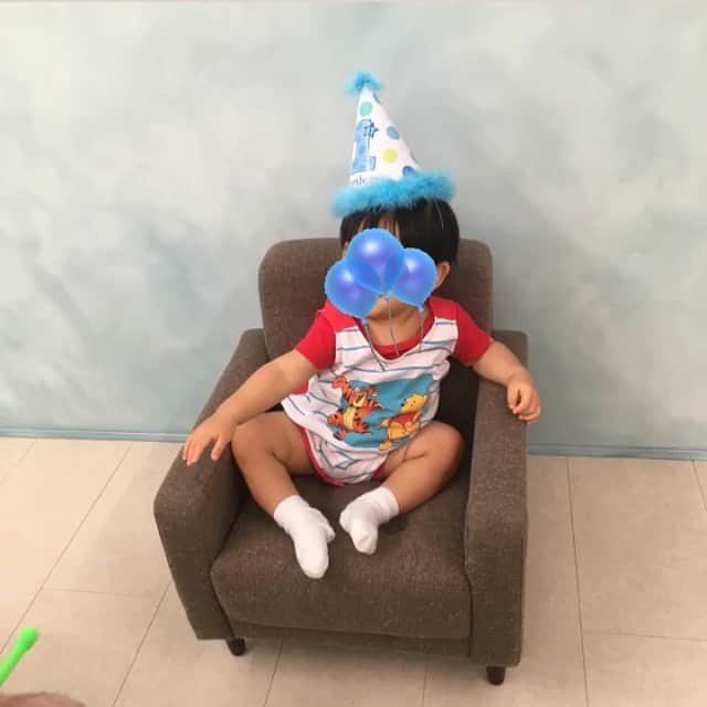 オクヒラテツコ（ぺこ）さんのインスタグラム写真 - (オクヒラテツコ（ぺこ）Instagram)「100日祝いもハーフバースデーも撮っていただいた たまひよの写真スタジオさんで、1歳のお誕生日記念に撮っていただきました🎈 はじめてこのお椅子に座らせてもらったときと比べると、ほんまに大きくなってて感動。。。！ すてきな思い出をありがとうございました🌈 @tamahiyophotostudio」7月15日 21時59分 - pecotecooo