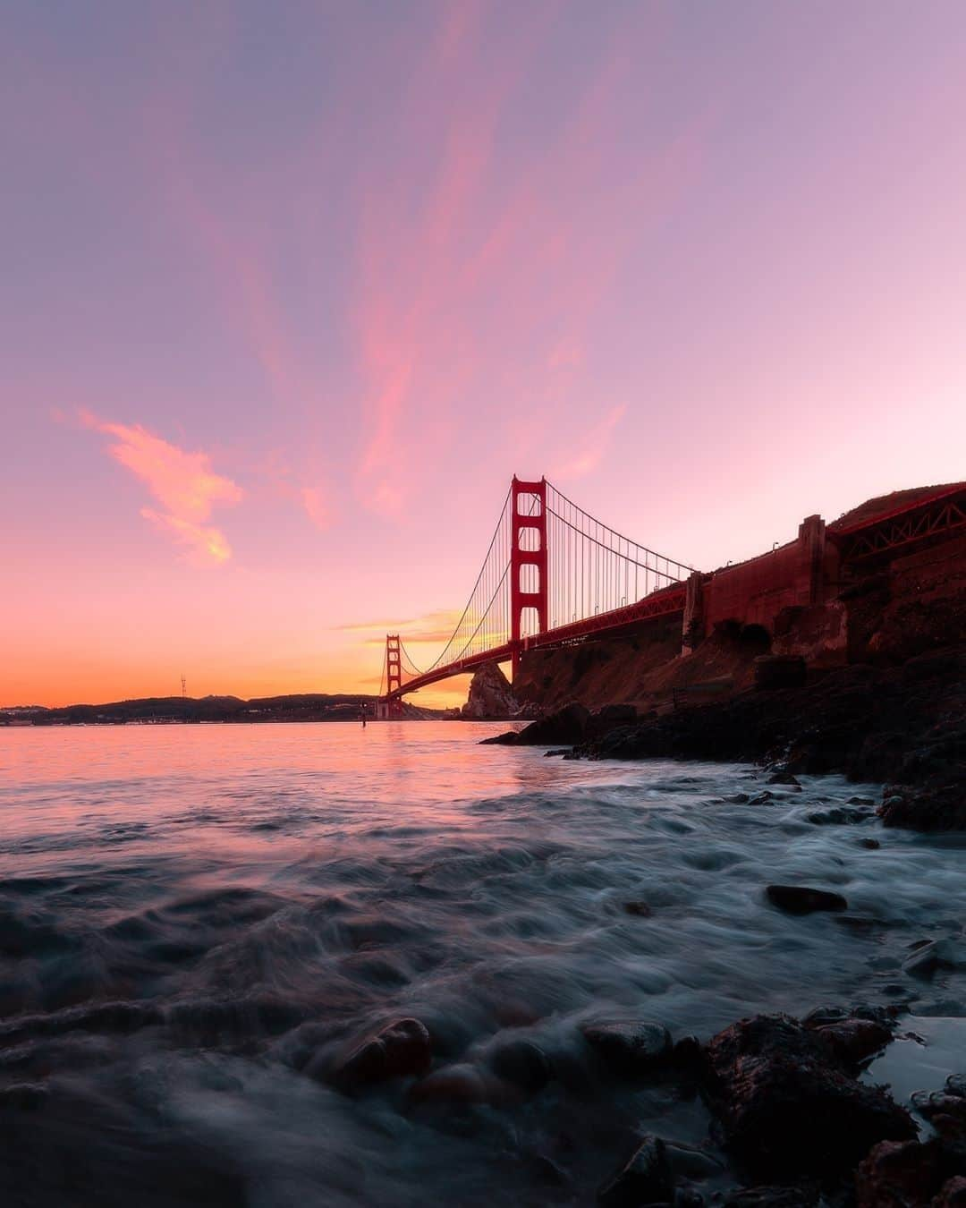 Visit The USAさんのインスタグラム写真 - (Visit The USAInstagram)「“Pause and Ponder.” A new perspective of an iconic bridge. 📷: @champagne_images #VisitTheUSA」7月15日 22時00分 - visittheusa