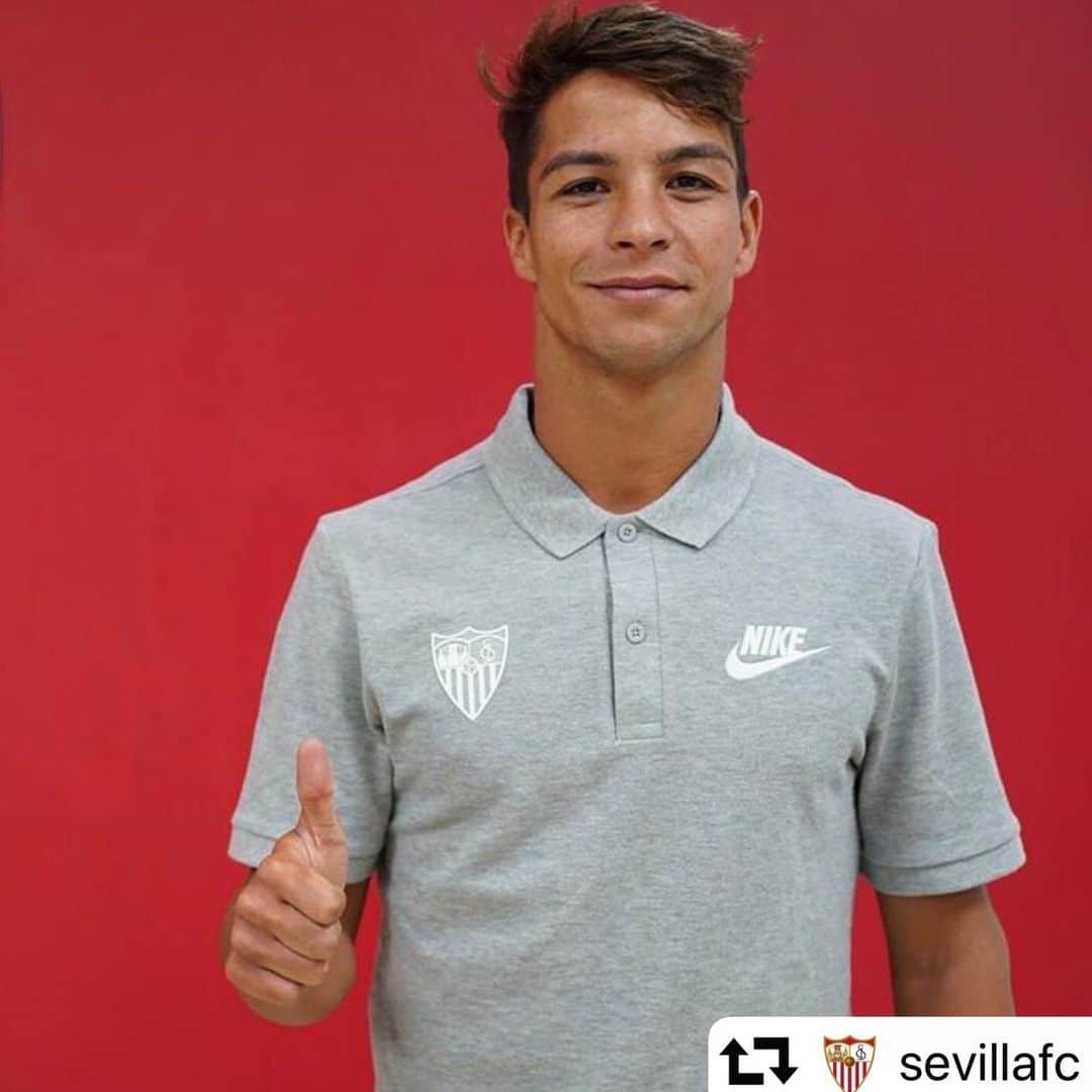 LFPさんのインスタグラム写真 - (LFPInstagram)「Lopetegui and @sevillafc celebrate the signing of @olitorres10! 😊👍🏻 • #OliverTorres #SevillaFC #LaLigaSantander #LaLiga #LaLigaTransfers」7月15日 22時00分 - laliga