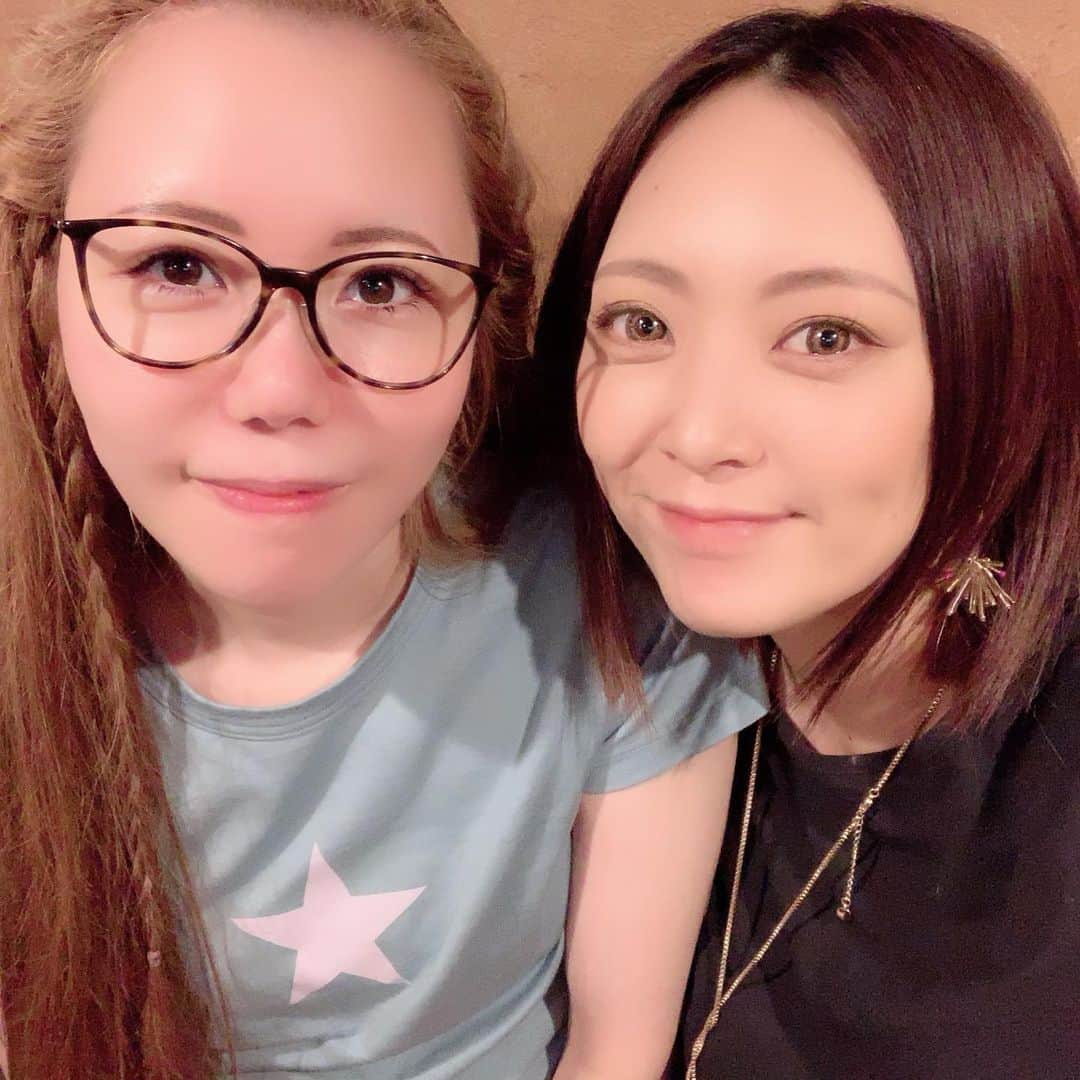 みかんさんのインスタグラム写真 - (みかんInstagram)「misonoちゃんの舞台を拝見に❤️ 彼女の歌声は昔から大好きです♫ そして何よりNosuke君がバリバリ、ドラムを叩いてて元気な姿が見れて何よりだったなぁ🥁 この秋、公開映画でご一緒になった河合美智子さんご夫妻にも会えて嬉しかった❤️一緒に行ってくれたセリーナさんにもいつも感謝✨ 帰りにご飯を食べながらしょーもない愚痴を聞いてくれてました(笑) セリーナさんありがとう💕これからはもっと慎重に友達選びをするね(笑) #misono ちゃん #Nosuke くん #河合美智子さんご夫妻 #舞台 #お疲れ様でした #セリーナ さん」7月15日 22時14分 - mikan02241984