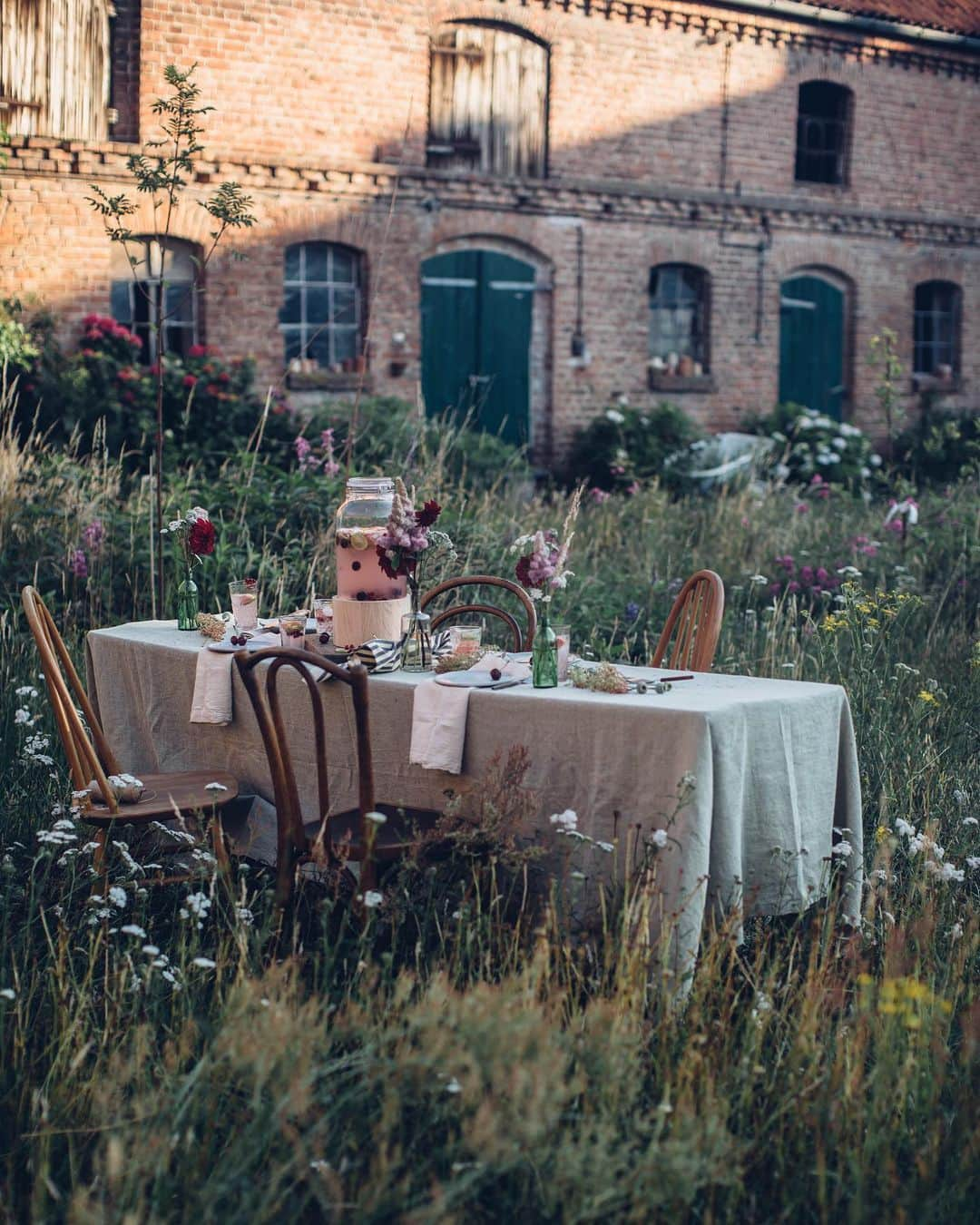 Our Food Storiesさんのインスタグラム写真 - (Our Food StoriesInstagram)「Another photo from this lovely gathering in the garden 🌿🌞🍒 #ourfoodstories_countryside  _____ #fellowmag #gardenista #gardeninspo #gardenparty #fellowmag #countrysideliving #countrysidelife #wildgarden #rusticstyle #simplejoys #houseandgarden #summermood #diewocheaufinstagram #theweekoninstagram #foodstylist #foodphotographer #germanfoodblogger #tablesettings」7月15日 22時07分 - _foodstories_