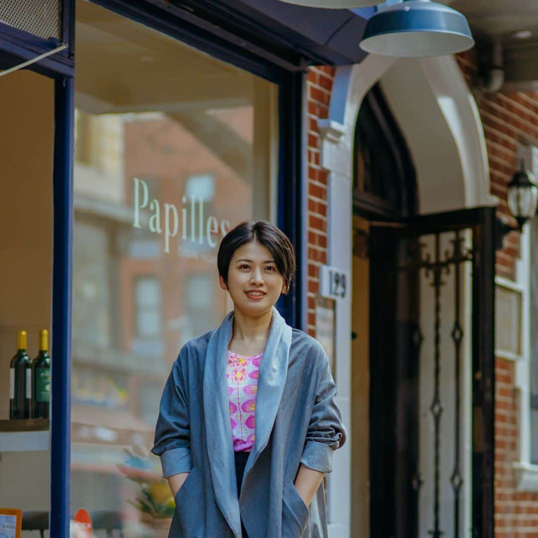 岡田育さんのインスタグラム写真 - (岡田育Instagram)「Got interviewed by Ginza Magazine @ginzamagazine , series titled “New York changed my life”. Portrait by Omi Tanaka @tanakaomi at @ninthstreetespresso @papillesnyc @misslilys . #quitbefore40 . . 『 #40歳までにコレをやめる 』インタビュー記事紹介、 #ギンザ です。取材は池田桃子さん。まだ新刊校了前、だいぶ寒い頃の撮影で、通行人のおばあちゃんに「Crazy!!」と笑われた。 . . 〈マンハッタンに住む文筆家、兼デザイナー岡田育／私を変えたニューヨークvol.3〉 https://ginzamag.com/interview/ny_ikuokada/ . . #authorslife #interview #著者インタビュー #岡田育 #ikuokada #新刊紹介 #ginzamagazine #newyorkcityshoot #ニューヨーク #アルファベットシティ #alphabetcity」7月15日 22時13分 - okadaic