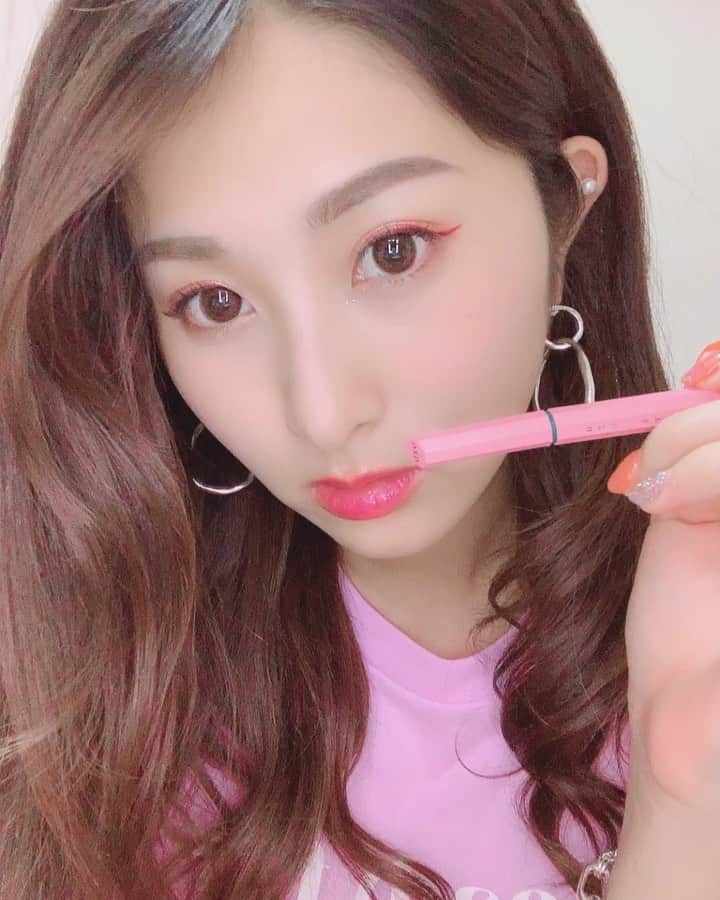 のインスタグラム：「UZU BY FLOWFUSHIの アイライナーを全色GET🎵 . ファッションに合わせて メイクも変えるから アイラインでカラーをいれると とっても可愛い💕 . 今日はピンクのTシャツだったので ピンクを使いました✨ . #uzu #flowfushi #フローフシ #eyemake #eyeliner #eyeline  #アイメイク #アイライン #メイク #ピンク #pink #pinkmakeup  #pinkmake #make #メイク動画」