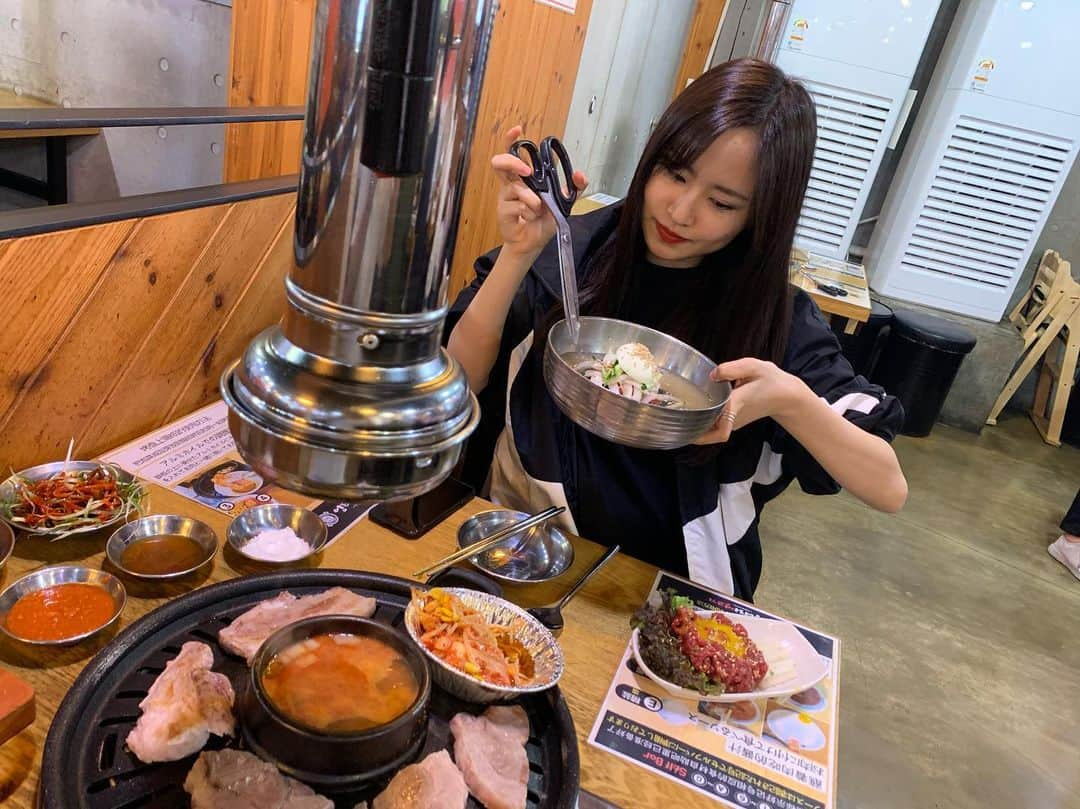 古賀成美さんのインスタグラム写真 - (古賀成美Instagram)「. やっぱり1番最初に冷麺派🙋🏻‍♀️ . . よく食後に冷麺って言うけど 最初派🙋🏻‍♀️ 冷麺最初派の人〜？🙋🏻‍♀️🙋🏻‍♀️🙋🏻‍♀️ . . #冷麺 #韓国料理 #サムギョプサル #韓国 #明洞」7月15日 22時13分 - narunaru_330