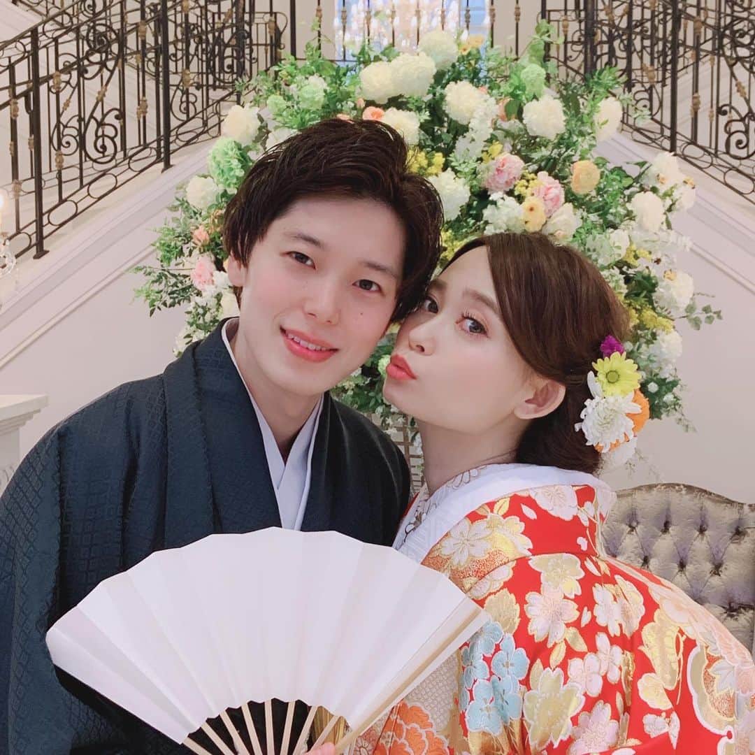 本田しおりのインスタグラム：「とんでもなく今更やけど #前撮り 本当は式でも和装したかったけど 3着で尚且つ和装するとなると花嫁がほぼ席に居ない事になるとゆー事で断念  数ヶ月前の事なのにもう懐かしいし、この頃の腰痛なんて今からすると屁でもなかったわw  #傘とかサングラスはやらされたのよw」