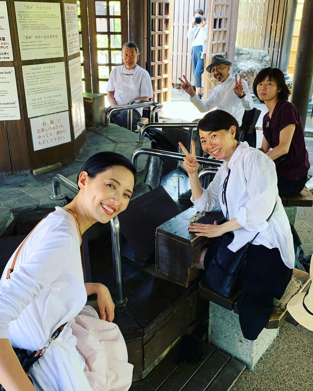 渡邊由貴さんのインスタグラム写真 - (渡邊由貴Instagram)「初ハマジー💕 浜島直子さんと初お仕事❣️ 笑顔 😍幸せ 😻優しい💗気さくな 素敵な女性で楽しい別府旅行でした〜あ❣️撮影でした〜💫 撮影と忘れてしまうほど楽しかった〜 思いやりに溢れた人柄がスタッフを和ませ笑顔にさせ信頼が生まれチームワーク良く幸せな時間をハマジが作ってくれました〜 直ぐにニックネーム 「ハマジ」と呼べてしまう空気を与えてくれる素晴らしい女性〜 思い出したら、また皆んなでロケ行きたくなった〜 足湯後めちゃくちゃ足が軽くて〜しかも無料〜毎日利用したい〜 温泉も最高でした〜  Photo 熊沢透 ヘアーメイク 川原文洋 Styling 渡邊由貴 @stylist_yukiwatanabe @yukiwatanabe8688  @hamaji_0912  #ミセス8月号  @anaintercontinentalbeppu #anaインターコンチネンタル別府リゾート #別府観光 #別府 #別府温泉」7月15日 22時16分 - yukiwatanabe788