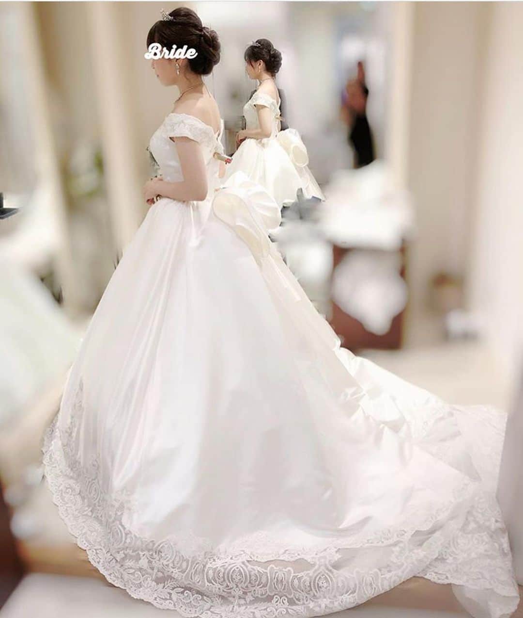 Choole 業界初、オンライン結婚式準備サービスさんのインスタグラム写真 - (Choole 業界初、オンライン結婚式準備サービスInstagram)「#アニヴェルセル と#タカミブライダル のドレス#シャルム 👗 シルエットとトレーンの美しさが特徴です。 卒花さんの意見を凝縮して作られたドレスだそうです！とても素敵ですね✨ @yurimaru_wd さんのインスタグラムは他にも素敵なお写真がたくさんありますので、みなさんもぜひ参考にしてみてくださいね💐 . photo by @yurimaru_wd . 結婚式で好きなドレスを着たいなら、 チュールウェディング(choole)からドレス・会場を探そう👗  @choole_wedding からHPをチェック  #ウェディングドレス試着#ドレス選び#ドレス試着レポ#ドレス探し#ドレス迷子#お色直し#ドレス試着#ドレスレポ#運命のドレス#インポートドレス#オーダードレス#choole#全国の花嫁さんと繋がりたい#プレ花#花嫁会#大人婚#花嫁準備#結婚準備#プレ花嫁#全国のプレ花嫁さんと繋がりたい#関東花嫁#プレ花嫁準備#おしゃれ花嫁#卒花#結婚式レポ#日本中の花嫁さんと繋がりたい#プレ花嫁さんと繋がりたい」7月15日 22時16分 - tokihana_wedding
