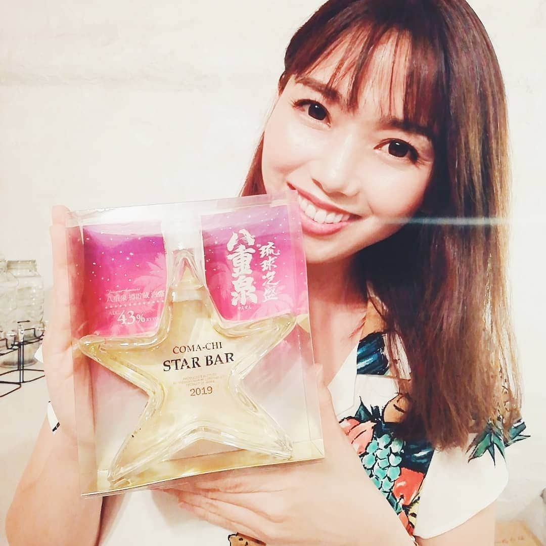 COMA-CHIさんのインスタグラム写真 - (COMA-CHIInstagram)「soooo much beautiful gift from great sake company @yaesen_syuzou 😍🌟 大好きな泡盛酒造・八重泉の美人令嬢アコちゃんからの、めっちゃくちゃ素敵なプレゼント❣️❣️ 名前までバッチリ入ってて…ひたすら感動〜！！😭 みんな、沖縄来たら泡盛は“八重泉”！！よろちくね🌟  #八重泉 #泡盛 #島酒 #石垣島 #お酒 #スタバ愛」7月15日 22時16分 - coma_chi