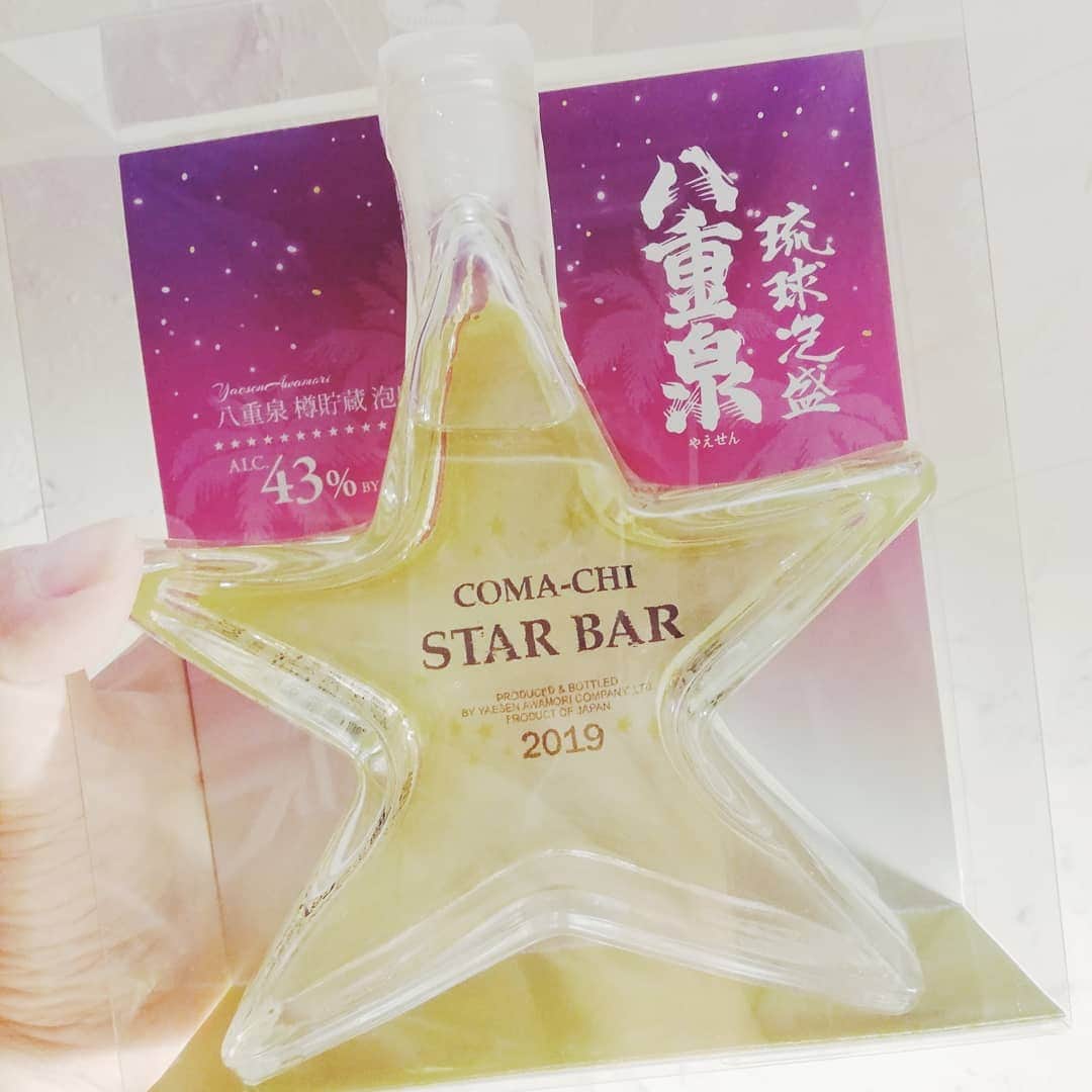 COMA-CHIのインスタグラム：「soooo much beautiful gift from great sake company @yaesen_syuzou 😍🌟 大好きな泡盛酒造・八重泉の美人令嬢アコちゃんからの、めっちゃくちゃ素敵なプレゼント❣️❣️ 名前までバッチリ入ってて…ひたすら感動〜！！😭 みんな、沖縄来たら泡盛は“八重泉”！！よろちくね🌟  #八重泉 #泡盛 #島酒 #石垣島 #お酒 #スタバ愛」