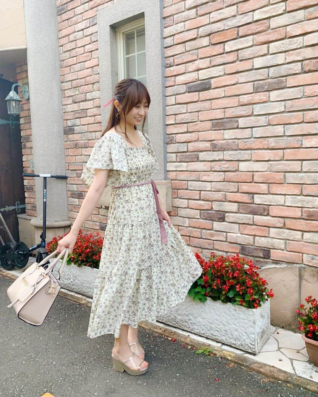 新矢皐月さんのインスタグラム写真 - (新矢皐月Instagram)「双子コーデ . . ------------------------------------ 👗 one after another NICE CLAUP 👠 En punto ------------------------------------ . . 4枚目の振り回したカバンから 充電器の線がはみ出てるのは見逃してください🙇‍♀️w . . #双子コーデ #ワンピース  #niceclaup #ナイスクラップ  #enpunto #エンプント  #おそろコーデ #お揃いコーデ #二の腕痩せ #髪型アレンジ #双子ヘア #リボンヘア #ootd #コーデ #ファッション #被写体 #夏コーデ #大人コーデ #ワンピースコーデ #ワンピコーデ #激安コーデ #ピンクコーデ #花柄ワンピ #velle_jp @velle.jp」7月15日 22時19分 - araya_satsuki