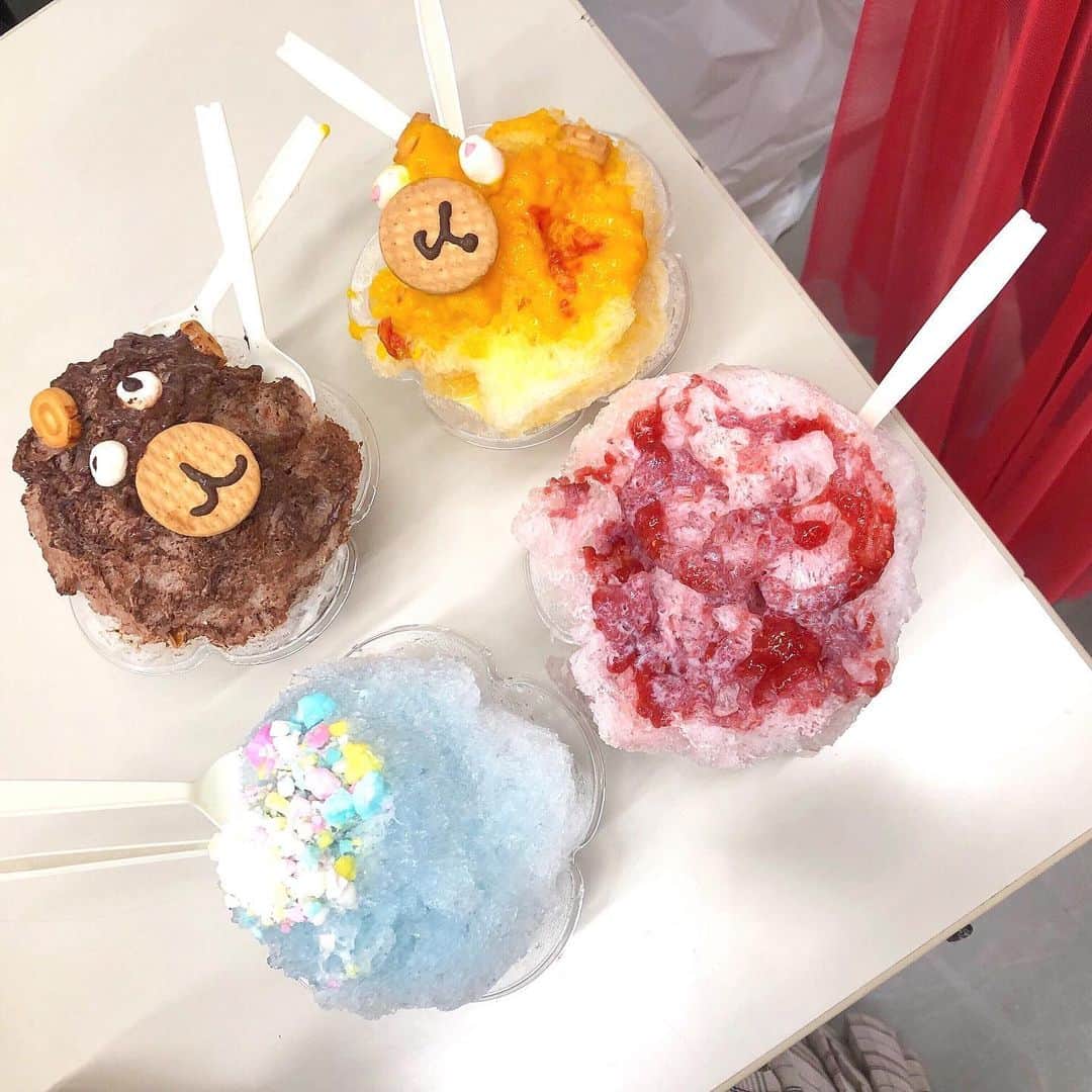 のインスタグラム：「#サマステ ありがとうございました〜！ ライブ後にかき氷をいただきました！ この夏初かき氷美味しかった😋 #くまちゃんの顔ぐちゃぐちゃ #2枚目に自撮り載せてるお #かき氷」