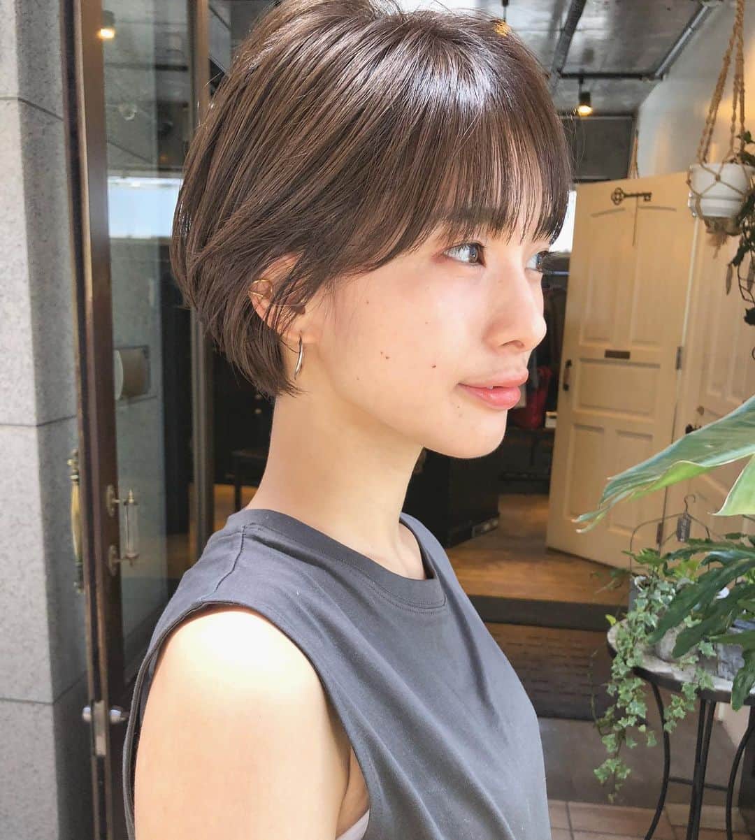 カワシリアツシのインスタグラム：「耳にもかけれる丸いショート◎ ・ ・ ・ ・ブリーチの回数がわからない。 ・値段が気になる。 ・ダメージが心配。など なんでもご気軽にご相談ください😊 ・ ご予約やご相談はDM・LINEにて待ちしております🙆‍♂️ ・ ・ ・  #アディクシー #イルミナカラー  #外国人風カラー #ミニボブ #切りっぱなしボブ #ハイライト #外ハネ #グラデーション #外国人風 #ポートレート #美容室 #美容院 #美容学生 #撮影 #東京 #渋谷  #ショートヘア #グレージュ  #ブルージュ #ブリーチ #portrait #フィルムカメラ #hairstyle #ショートカット #haircolor #ハイトーン #데일리룩 #时尚 #แฟชั่น#デジキュア」