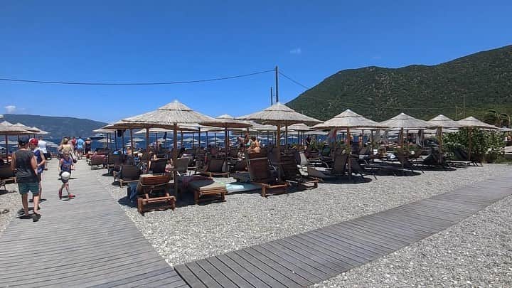 のインスタグラム：「ㅤㅤㅤ ㅤㅤㅤ こんな感じで やらしてもらってます #海の日 #blendatrip2019 #blendatrip #kefalonia #beach #hopping #beachlovers #sea #ocean #sky #antisamos」