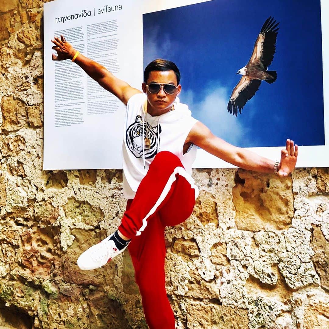 トニー・ジャーのインスタグラム：「eyes fixed and spread wings wide. Like an eagle.」