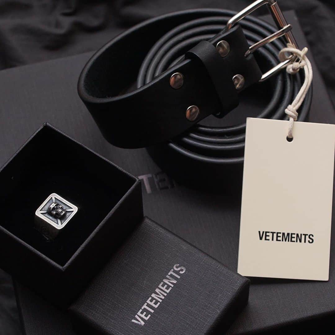 Junyoungさんのインスタグラム写真 - (JunyoungInstagram)「악세수집 . . . #vetements #demnagvasalia #belt #ring #skull #skullring #vetementsparis #vetementsbelt #longbelt #베트멍 #베트멍벨트 #롱벨트 #링 #반지 #스컬반지 #스컬 #링반지」7月15日 22時30分 - yanggeng88