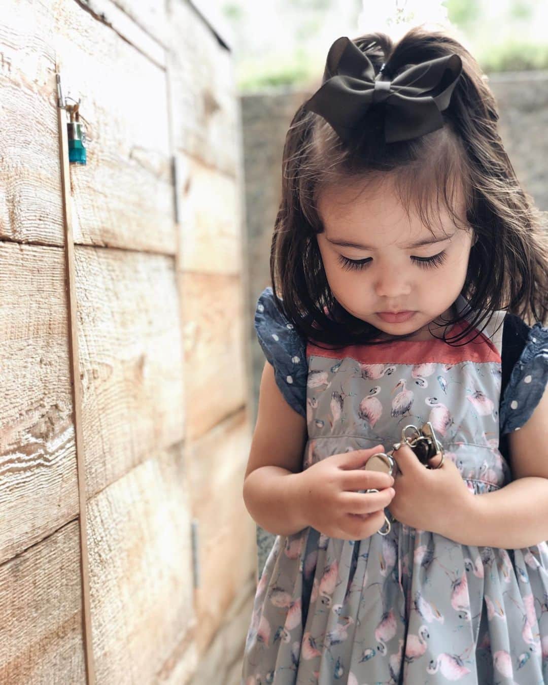 のインスタグラム：「Trying to find a key to ope the secret treasure box💎 . . . Mia連れランチ🍽 “いないいないばあ”に”体当たり”そして”秘密の鍵さがし”🗝 みんなに遊んでもらってごきげんさーん🥰 . . . #おやすみの日 #ご近所ランチ #生後17ヶ月 #1歳5ヶ月 #たれ眉 #赤ちゃんとお出かけ #marlmarl_cd #gapbaby #miababyliving」
