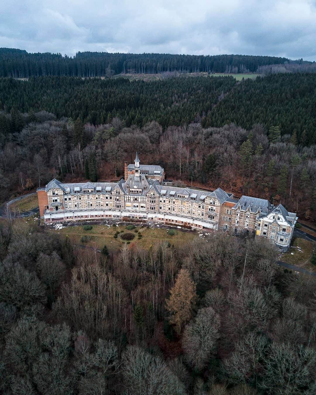 Abandoned Placesさんのインスタグラム写真 - (Abandoned PlacesInstagram)「Abandoned asylum in Europe by @steveronin . . . . . . #itsabandoned #decay #ruins #explore #urbex #UrbanExploring #history #adventure #abandonedplaces #photography #abandonedphotography #travel #forgotten #abandoned #allabandoned #gramslayers #artofvisuals #AOV #MoodyGrams #illgrammers #HeaterCentral #createcommune #AGameofTones #create #abandonednature #abandonedEurope #urbexphotography #urbandecay #exploreeverywhere #photography」7月15日 22時35分 - itsabandoned