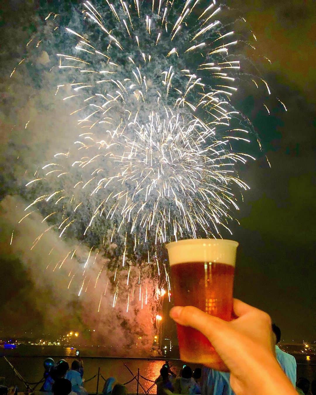 DJ mariennuのインスタグラム：「先日、令和初花火🎇を#hanaviva で 楽しんできました❤️ 花火とbeer🍺日本人で良かった〜って思う瞬間😍 ・ ・ ・ #花火 #hanabi #横浜 #yokohama #beer #生ビール #生ひとつ」