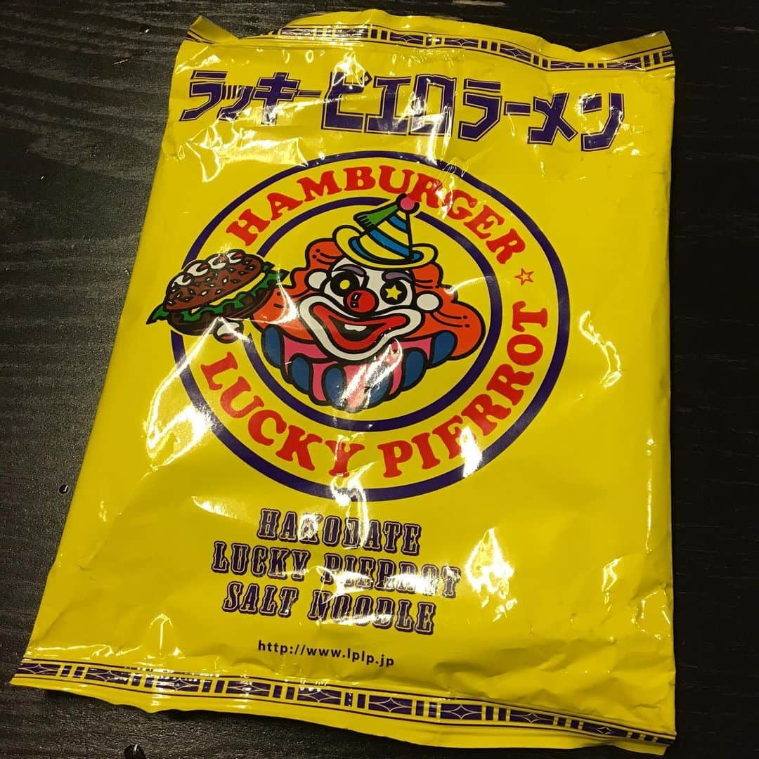 松谷賢示さんのインスタグラム写真 - (松谷賢示Instagram)「ハンバーガー屋さんが出してる。ラッキーピエロラーメン。 このインスタント板ラーメン、パッケージから想像もつかない美味さ。また食べてー . . . . . . #ラーメン #インスタントラーメン #ラッキーピエロ #北海道 #函館 #ハンバーガー 屋さん #麺#美味い #お客さんに１つ頂いた #夜中#に#食べる #ラーメン美味すぎ #これ #おすすめ #函館のお土産に最高 #ネットで買えるのかなぁ #調べてみよう」7月15日 22時36分 - mizutamarepputai_ken