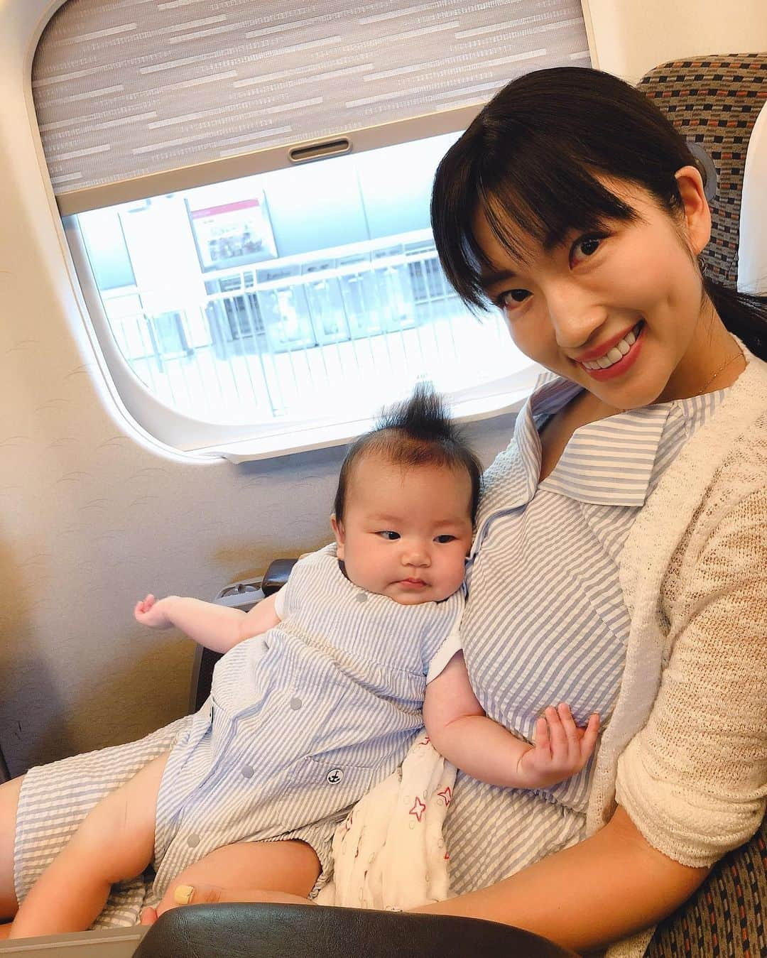 庄司ゆうこさんのインスタグラム写真 - (庄司ゆうこInstagram)「今日はももちゃんとママと3人で温泉へ♨️ ももちゃん初の新幹線デビュー🚅✨ 新幹線って早いから景色ばかり見てずっとご機嫌でいてくれました^_^ 湯河原までは熱海からタクシー乗ったけどタクシーの中ではずっと寝てた^ ^ そして今日はお揃いのワンピースを着てみたよ🤗✨ それにしても赤ちゃんに優しい旅館で最高に居心地がいい✨ また続きは後でアップします💕 #親子リンクコーデ#親子コーデ#お揃いコーデ#お揃いワンピース#新幹線デビュー#生後3カ月#温泉デビュー#親子水入らず#親子旅#旦那さん#海外出張中#熱海#湯河原#赤ちゃんに優しい#温泉#ふきや」7月15日 22時50分 - yuko.shoji