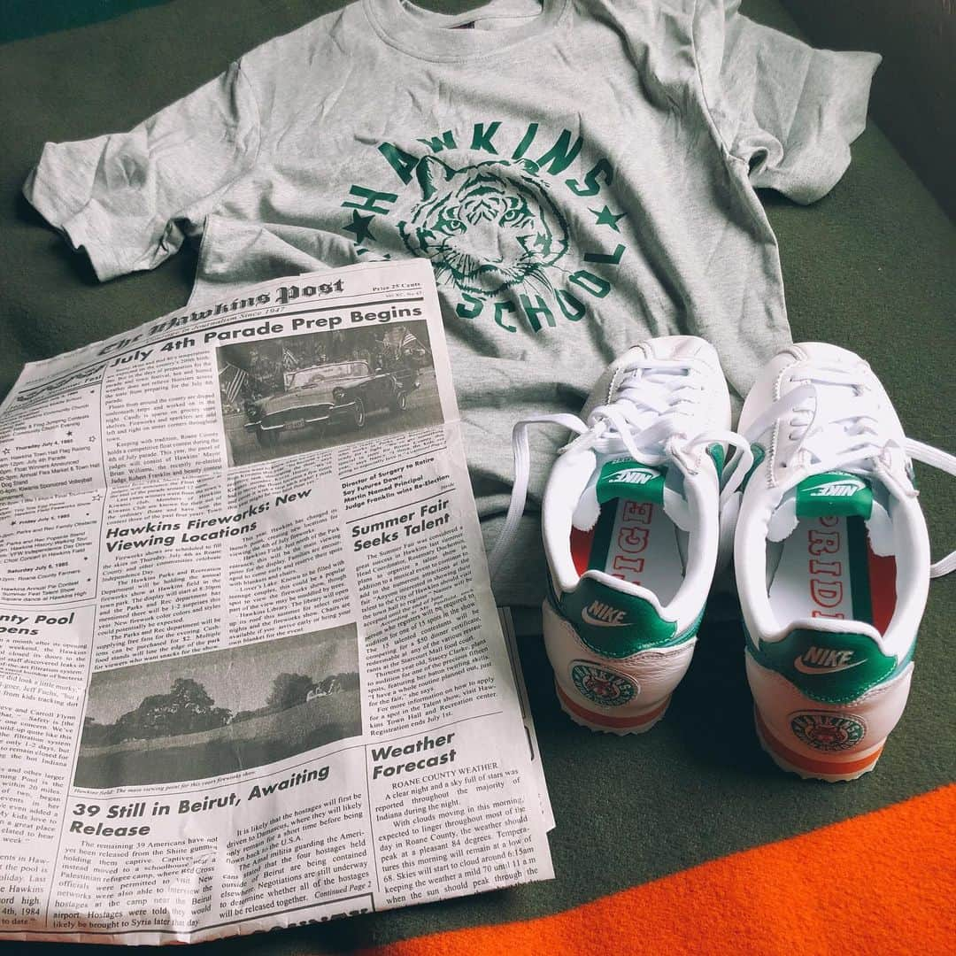 瀬戸あゆみさんのインスタグラム写真 - (瀬戸あゆみInstagram)「@strangerthingstv × @nike collaboration📰🐯🏫👟﻿ ﻿ 日本に帰ってきて、落ち着いた環境の中、毎晩すこしずつ、大切に観ているSTRANGER THINGS📺﻿ 本当に、かわいくて、面白くて、80'sの要素たっぷり(わたしはAmerican 80'sがこの世のカルチャーの中で1番すき)で、毎夜毎夜幸せです。﻿ Nikeはコルテッツが1番すきだし、このヘザーグレーのTシャツはhigh schoolのリアル体操着っぽいという理由でのチョイスです。﻿ ﻿ あと、このコラボレーションで1番胸が熱くなったのは、ボックスの中に挟まっていたこのHowkins postの新聞。﻿ Nikeのやる気と愛が感じられました。(偉そうでごめんなさい)﻿ こういう細かい仕事だいすき。﻿ 尊敬しちゃう。✔︎✔︎✔︎﻿ ﻿ STRANGER THINGS、今日で見終わってしまう。。。﻿ たぶん、見終わったあとも感想書きます。。。﻿ 見終わりたくない。﻿ でも、早く見たい。😰 #strangerthings #nike  #ayumi_journey  あ、写真はロサンゼルスに着いた次の日の朝。🤘」7月15日 22時42分 - setoayumi