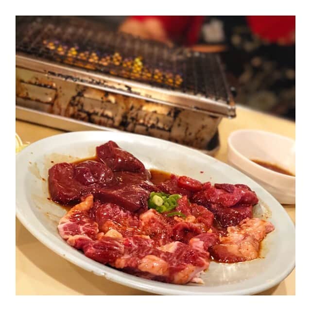赤松悠実さんのインスタグラム写真 - (赤松悠実Instagram)「今日はロケでたくさん食べて、 その間にはアメリカンドッグ食べて、 終わってからは焼肉食べて。 好き放題しちゃった😝🤟 なんばにある #多平 さんで煙モックモクの中の焼肉。 お肉はどれも美味しいし、ウルテのタレが絶妙😍❤️ ザ、大阪って雰囲気もイイね👍 その後は劇場で #トイストーリー4 📽 詳しいお話は今週(木)のFMOH! LOVEFLAPで😋 明日も早朝からロケ頑張ります🙌 すまたん！出演予定は19日(金)です🌿 #大阪 #なんば #焼肉 #飯テロ #肉 #グルメ #食べるの大好き #コスパ最強 #出てくるスピード #ファーストフード」7月15日 22時51分 - akamatsuyuumi