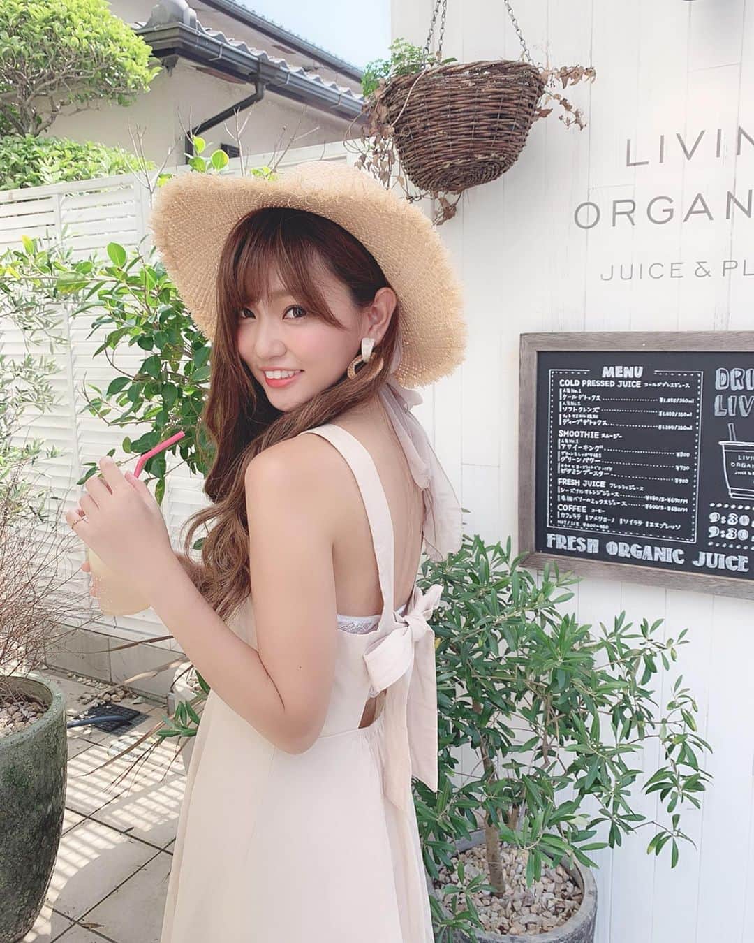 いっちゃん/嶋津 いつみのインスタグラム：「. . 今日も1日楽しかった❤️ . . . って、思える1日の終わりって 最高に幸せやんね🙆‍♀️✨ . . . . . . . ほんでまたバックデザインの ワンピース…👗💕 @rurume_official . . . . 明日はCafe行って 新しいイヤリングを探すつもりー🧚🏻‍♀️💓 . . . . . . . . #関西  #関西サロモ  #サロンモデル #サロモ #いっちゃん  #フリーモデル #関西モデル  #あざといっちゃん #かわいっちゃん #いっちゃんコーデ #ブライダルモデル #アレンジモデル #ヘアカラー  #ヘアアレンジ #ootd #撮影依頼受付中 . . . . . . . .  7月8月のお仕事依頼受付中です🧚🏻‍♀️💜」