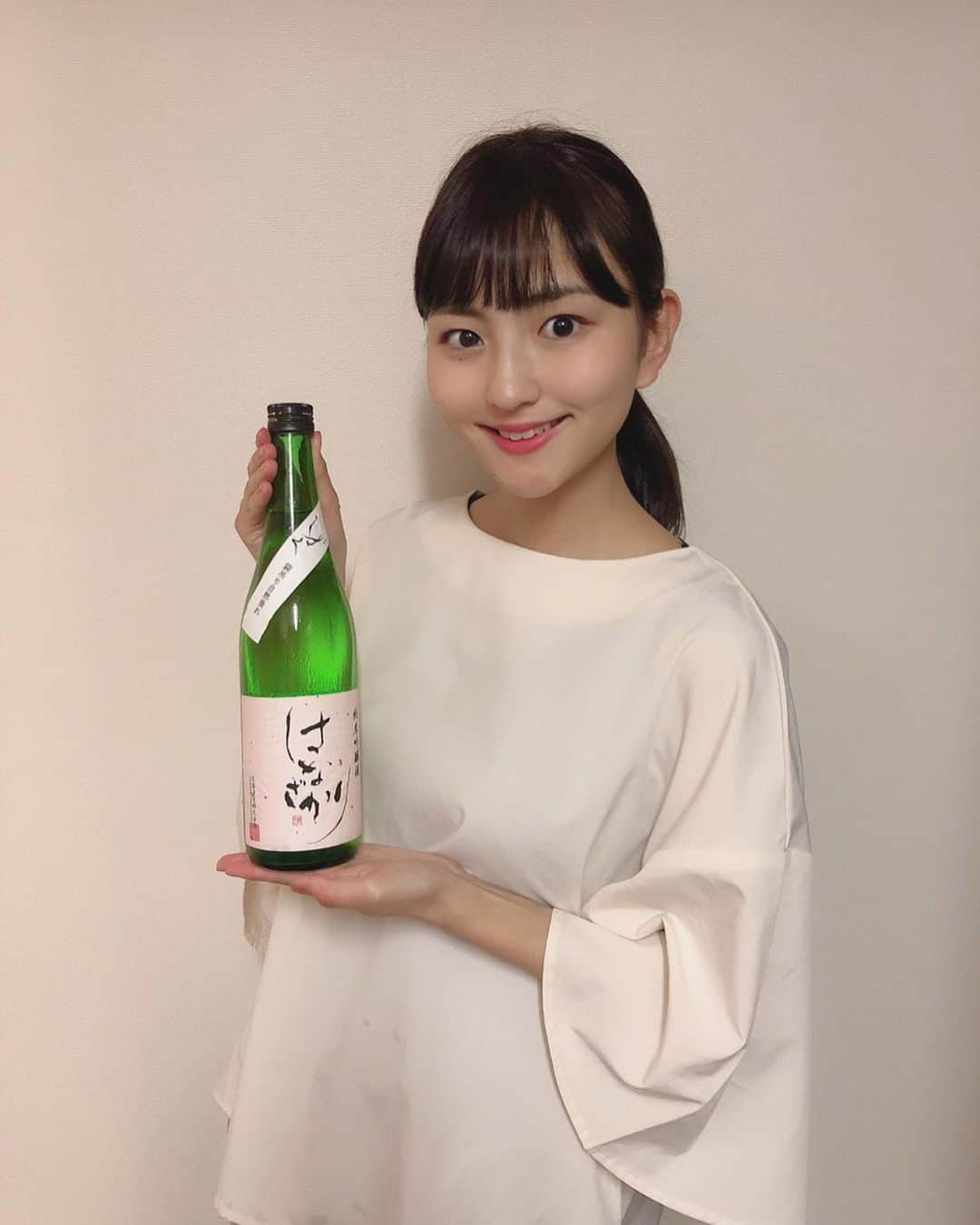 今川あかりさんのインスタグラム写真 - (今川あかりInstagram)「こんにちは💐 2019Miss SAKE Ehimeの今川あかりです🍶🍊 私が先日父にお土産でもらった日本酒がこちら🍶 岐阜県にある花盛酒造様の、 《花ざかり 純米吟醸ひだほまれ しずく生原酒》 です。甘みと酸がほどよく香りだち、お米の味わいが際立つような飲み口でした。それでいながらも、最後はキリッとした味わいがあり、お食事と一緒にいただくことはもちろんですが、飲めば飲むほど深い味わいを感じられる素敵な日本酒です。 ・ また、花盛酒造様のしずく生原酒は、日本酒を作る工程で行われる火入れや割り水をせず、袋に醪(もろみ)を入れて吊るし、滴り落ちる雫を集め、そのまま壜に詰めたものだそうです。 少し時間に余裕ができたので、今しかできないことを一つ一つ楽しみ、やりたいことに向かって進んでいきたいと思います😊」7月15日 22時55分 - akaringo_0221