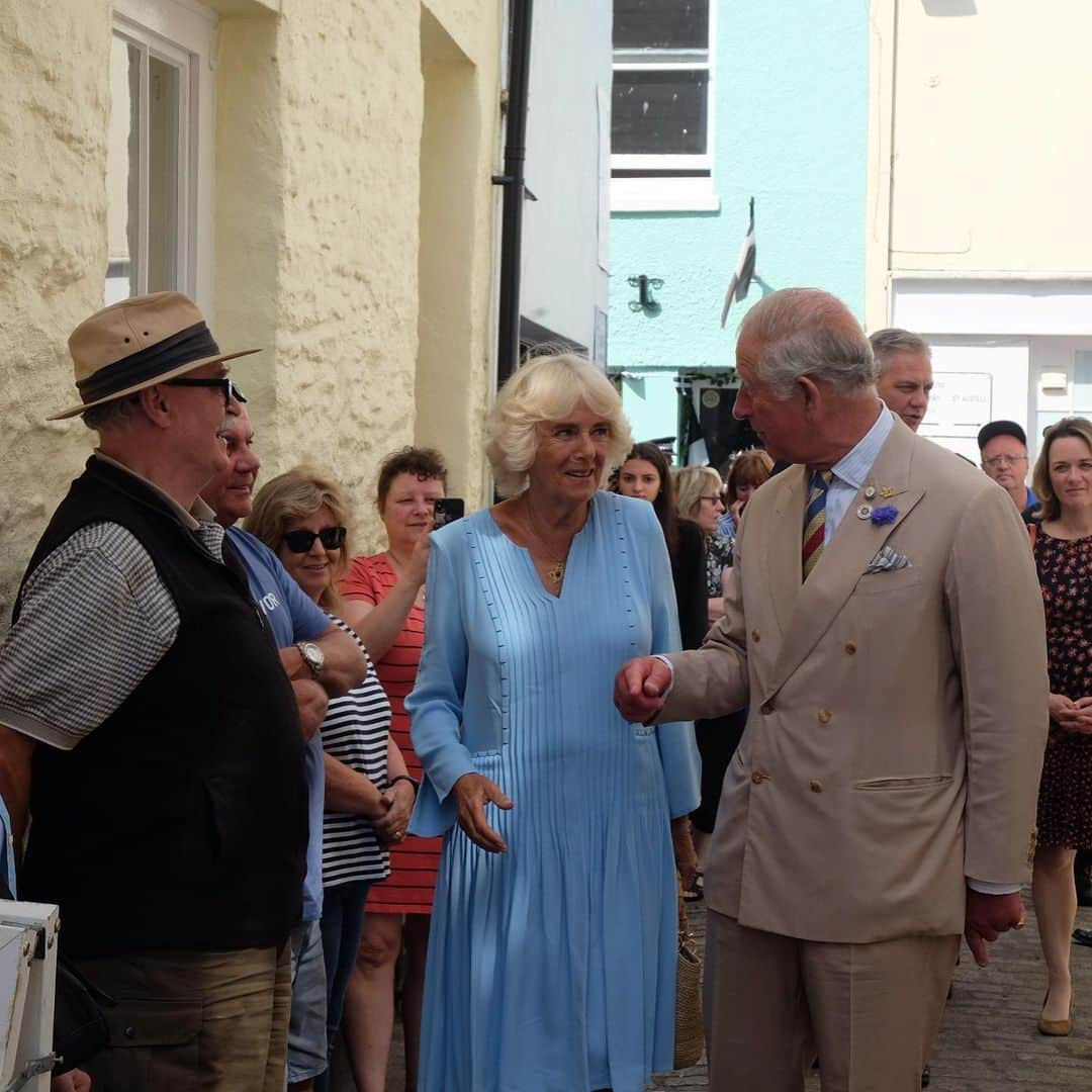 クラレンス邸さんのインスタグラム写真 - (クラレンス邸Instagram)「The Duke and Duchess of Cornwall began their annual visit to the South West today in the beautiful harbour town of Mevagissey. ⚓️ This traditional fishing village is the second fastest growing port in Cornwall and is unique in the growing number of younger fishermen joining the trade. Their Royal Highnesses met members of the local community, business owners and groups including Her Majesty’s Coastguard and the @rnli, and heard about the town has recovered following recent flooding.」7月15日 22時55分 - clarencehouse