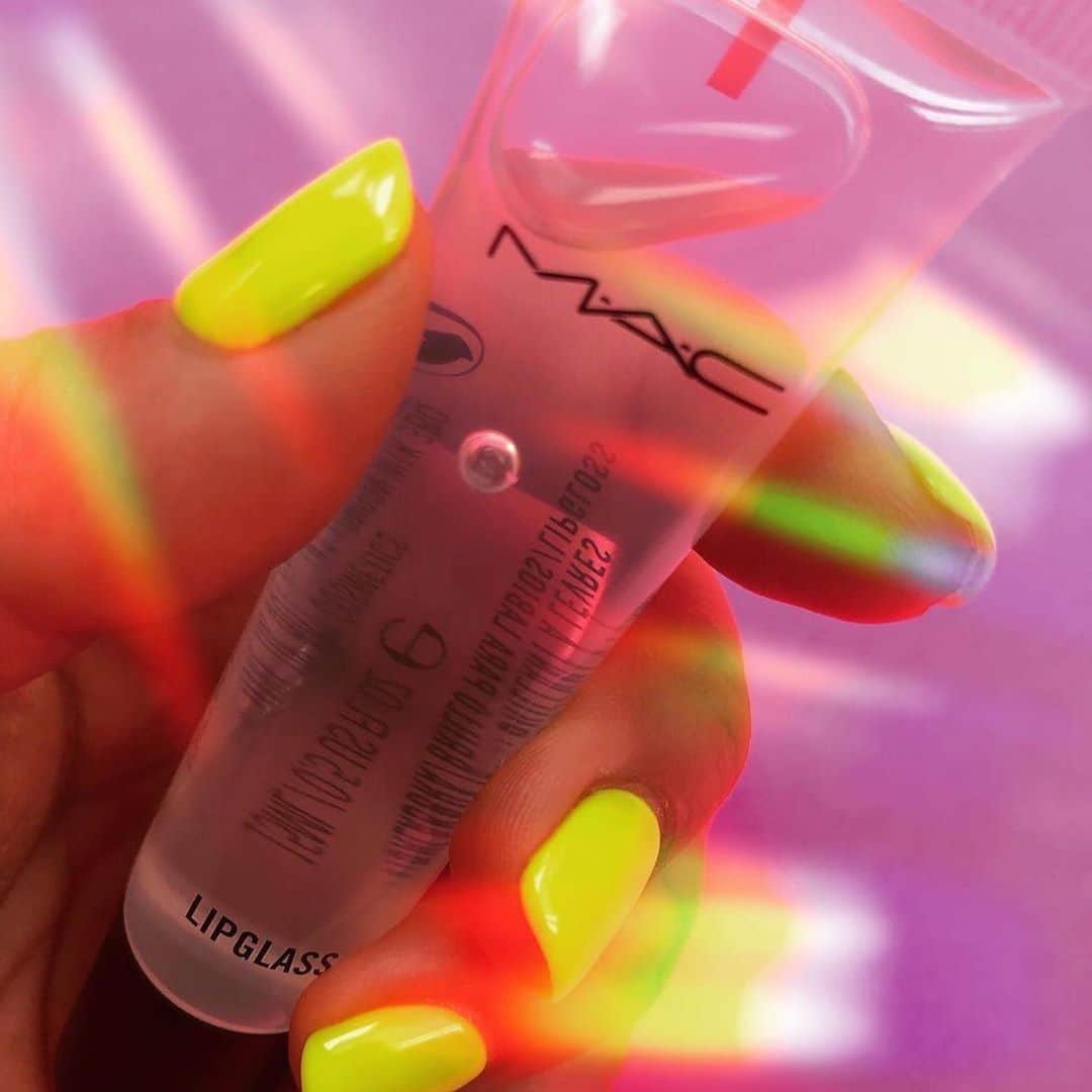 M·A·C Cosmetics Canadaさんのインスタグラム写真 - (M·A·C Cosmetics CanadaInstagram)「An iconic duo: Lipglass and Summer ☀️ Name a more iconic M·A·C duo in the comments below! 👯👇 Repost @maccosmeticsdeutschland」7月15日 23時00分 - maccosmeticscanada