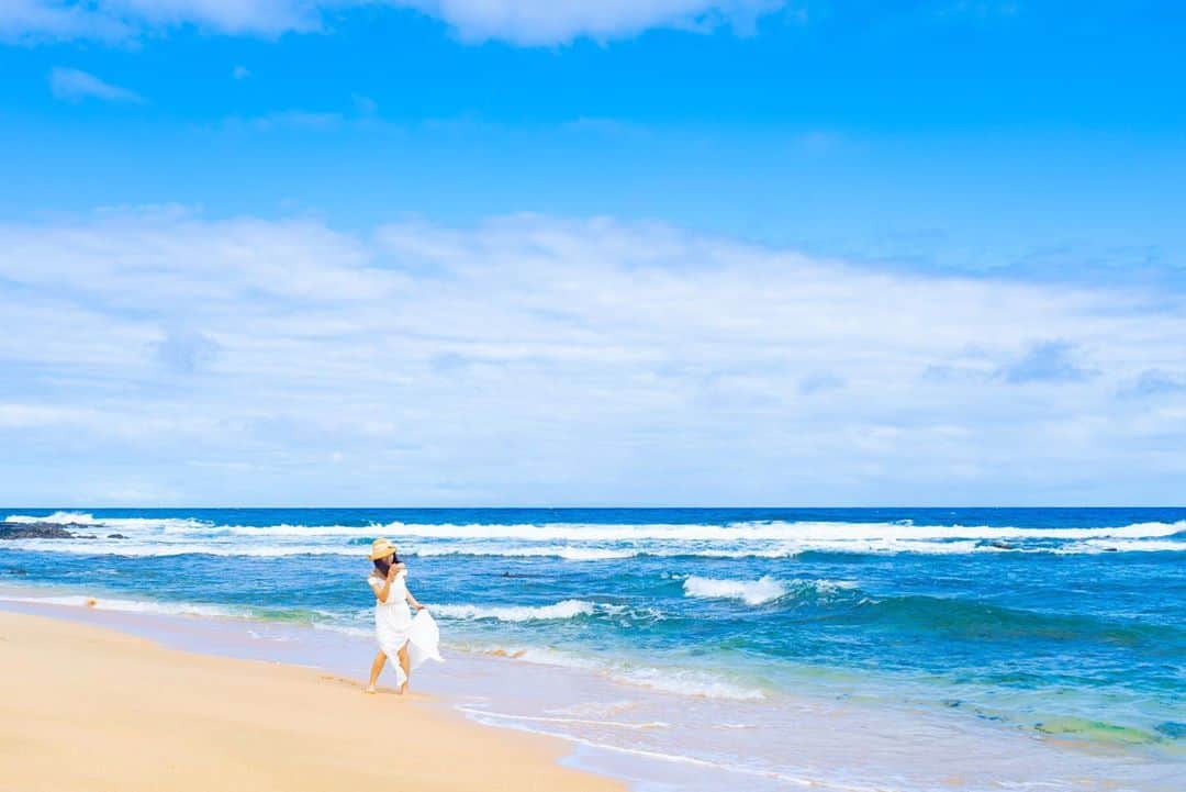 松井絵里奈さんのインスタグラム写真 - (松井絵里奈Instagram)「青い海🏖 白い砂浜…  自然の息遣いが聴こえる。 自然の鼓動を感じる。  大自然のエネルギーを 身体中にいただく。 自分も自然の一部だと 感じる🌱✨✨ @hawaiisecrettours  #海の日 #松井絵里奈 #自然#nature #海#sea#hawaii  #🏝#💓」7月15日 23時13分 - erina74xx