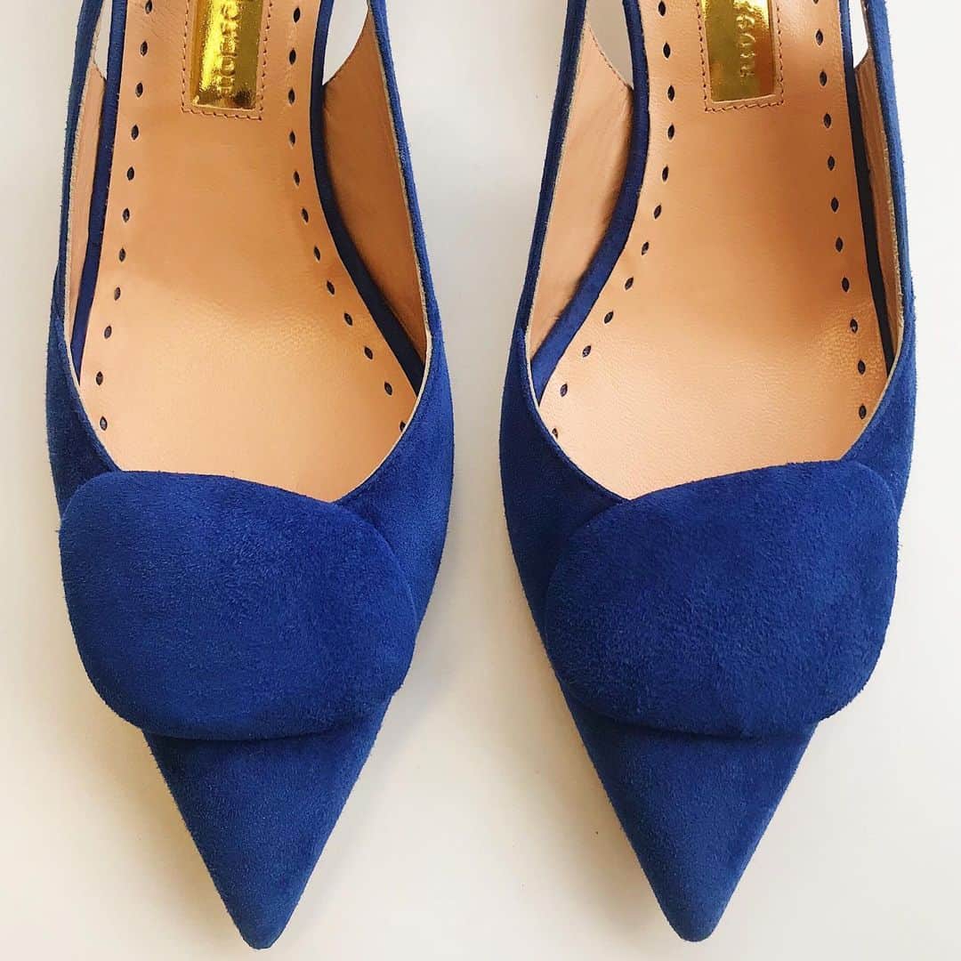 のインスタグラム：「Seeing blue 💙| Our cult Misty Slingbacks are the companion to the summer season | #KittenHeels #BlueShoes #Slingbacks #Summer #RupertSanderson」