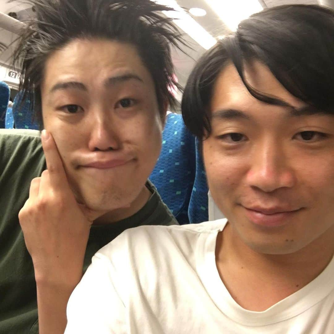 新山士彦さんのインスタグラム写真 - (新山士彦Instagram)「なんの顔？  ほんで前髪チョロンとなってて今日ずっと邪魔やった」7月15日 23時18分 - sayaka_no_niiyan