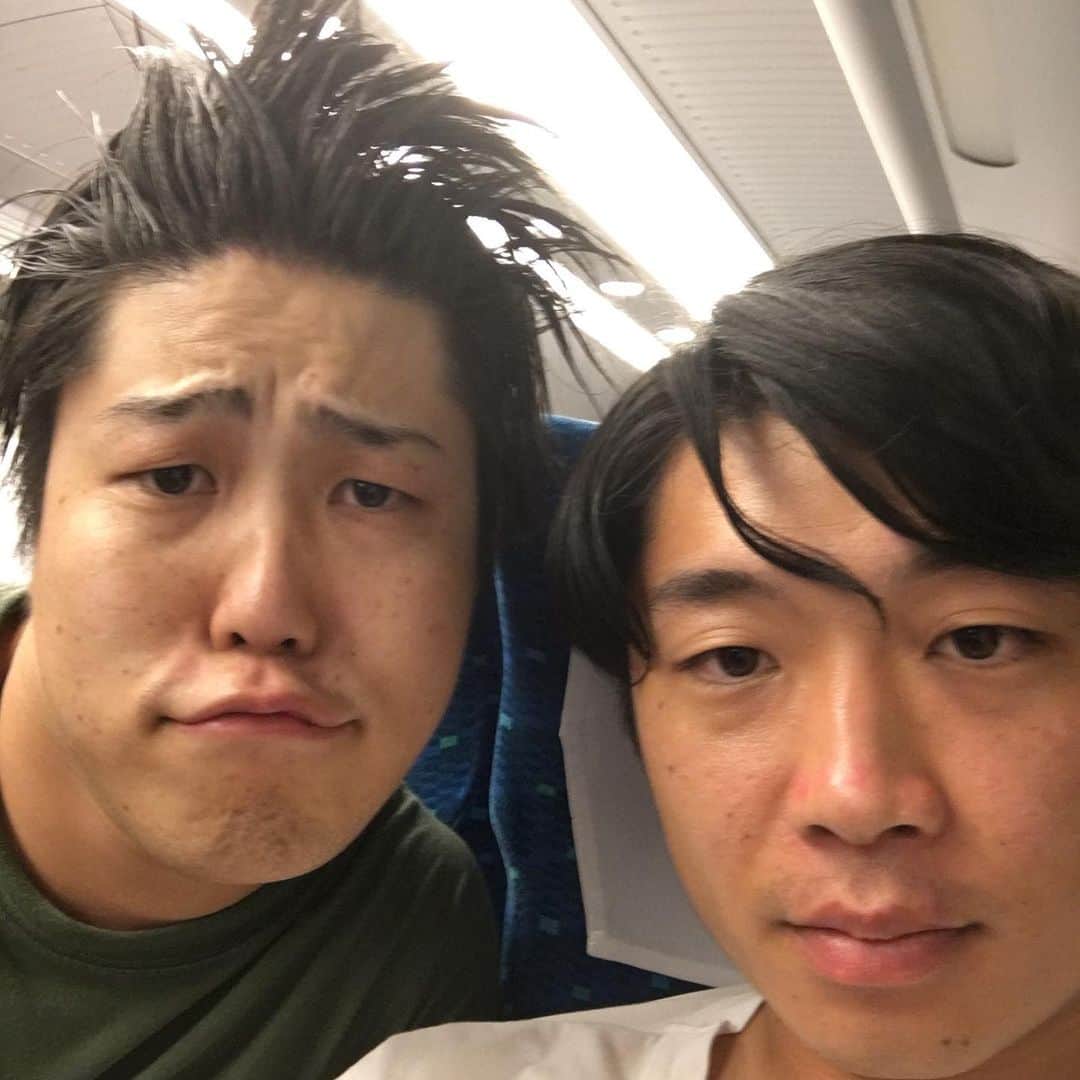 新山士彦さんのインスタグラム写真 - (新山士彦Instagram)「なんの顔？  ほんで前髪チョロンとなってて今日ずっと邪魔やった」7月15日 23時18分 - sayaka_no_niiyan