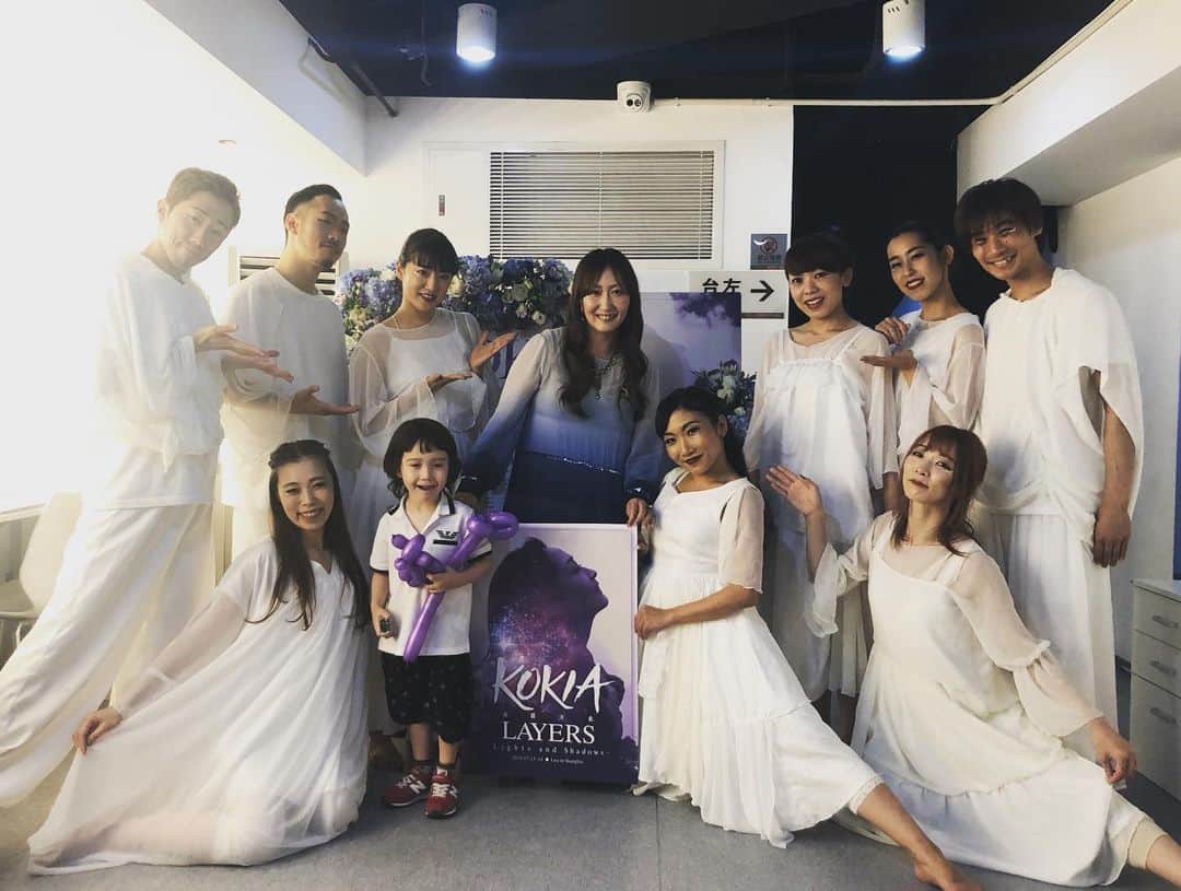 のインスタグラム：「. KOKIAコンサート  LAYERS 上海ツアー 終焉しました！！ . 世界一大好きなアーティストの生歌で踊れる幸せ、今回も噛み締めて大切に踊ってきました。 . 上海の大ホールがお客さんでパンパン、ラストはスタンディングオベーションにKOKIAコール。 . 歌の力って本当にスゴイ。 言葉の力って本当にスゴイ。 KOKIAさんって本当にスゴイや。 今回はそれを改めて感じたコンサートになりました。 . 〜人生は歌のようね。 悲しい響きさえ美しい。〜 . 毎日たくさんの仕事に追われて上手くいかないことも多いけど、それもみんな美しいことだと思って頑張りたいなってKOKIAさんの曲を聞きながら勝手に思って袖で泣いてました😂笑 . 今回2年半越しに全員集合した素晴らし過ぎるダンサー9名であのステージに立てたこと、本当に幸せでした。 . またみんなで踊れますように。 まだまだ頑張りたいなー。 . 明日からまたガッツリレッスンやっていきます！！ BOXもREIも待ってるね😊✨ . #KOKIA #Layers #上海 #MIWAさんいつもありがとうございます。 #Cenさん僕はずっと師匠の背中追いかけますからね。 #上海の夜景はとてもキレイでした。 #容疑者YOH👕笑」