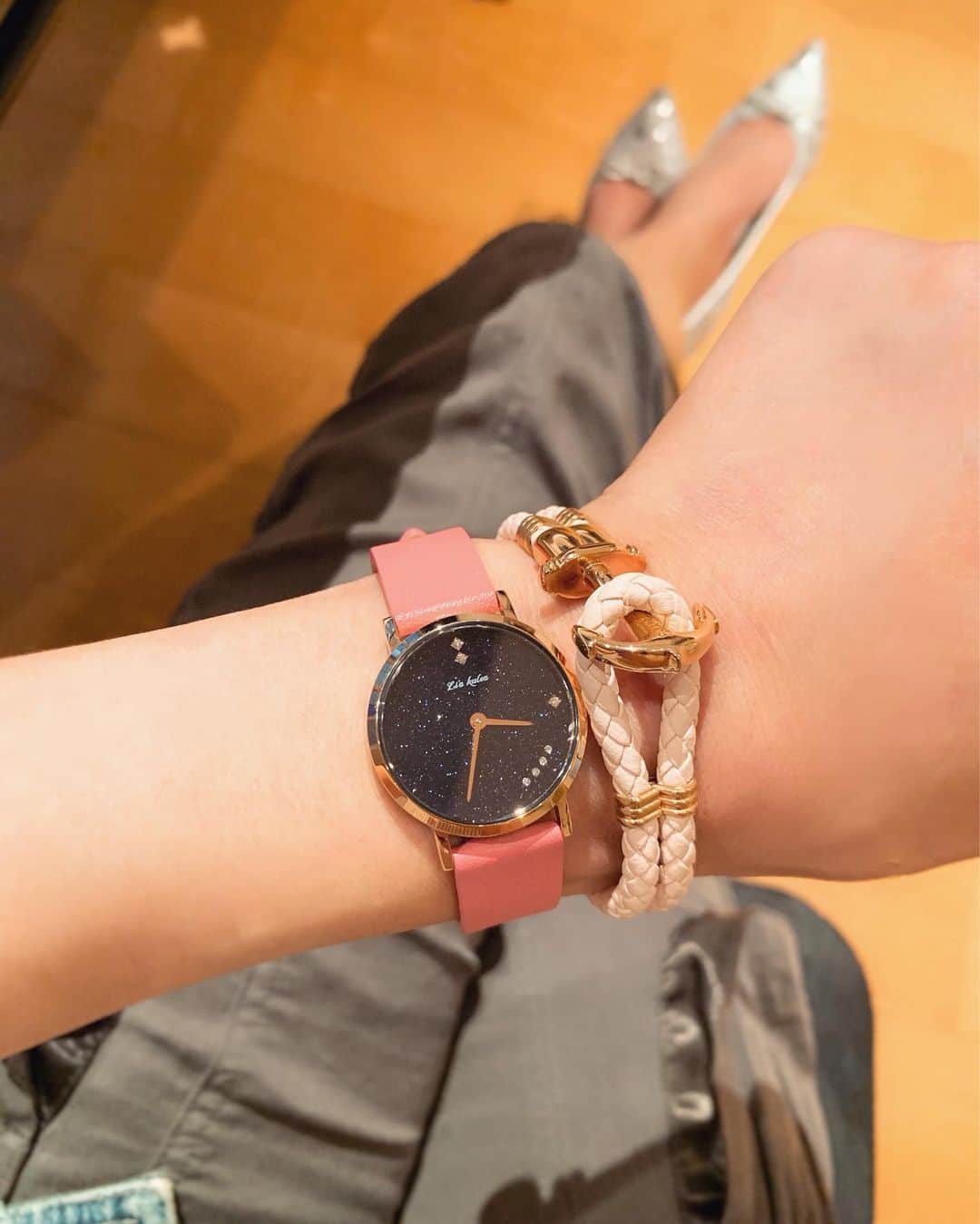 浅井香葉子さんのインスタグラム写真 - (浅井香葉子Instagram)「カーキ×ピンクの組み合わせ 好きだな♡ . ピンクの時計はハワイ発の「Lia Kulea(@liakulea_japan )」﻿ ﻿ 「Lia」はハワイの言葉で憧れ﻿ 「Kulea」は幸福や成功を表すそう♡﻿ ﻿ お買い物時﻿ クーポンコード「asaikayoko 」と記載頂ければ﻿ 10%オフになるよ♡﻿ . #腕時計 #liakulea #時計 #腕時計倶楽部 #手元倶楽部 ﻿#腕時計コーデ #腕時計好きな人と繋がりたい  #ハワイ #hawaii #hawai #旅 #travel #trip #南国リゾート #浅井香葉子 #旅行好きな人と繋がりたい #ハワイ土産 #ハワイ語」7月15日 23時25分 - asaikayoko