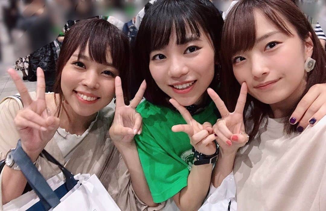 弘松芹香のインスタグラム：「ちさ丸と一緒に最強のマイキーをみた。 DAYSまじエモエモのエモで凄まじかった。 おつかれいっ👏 . Tokyo 7th シスターズ 5th Anniversary Live 〜SEASON OF LOVE〜 . @maikonomura102  @chisa_suga . . #ナナシス #t7s #幕張メッセ #幕張 #live #Qop #最高 #最強 #QUEENofPURPLE #anniversary #memory #エモい #エモ #エモいを知った日 #エモ日 #ちさ丸 #マイキー」