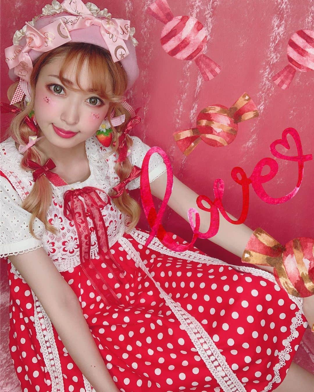 のインスタグラム：「ワンピースプレゼント企画のお知らせだよ🎁﻿ ﻿ 木村優twitterにてYUYAスロープさんのワンピースプレゼント企画が始まりました✨﻿ ﻿ 🍓応募方法🍓﻿ ①木村優のtwitterアカウントをフォロー﻿ ②YUYAスロープのtwitterアカウントをフォロー﻿ ③木村優twitterのプレゼント企画の記事をRT﻿ ﻿ ﻿ ﻿ どんなコーディネートにしようかなぁって、﻿ ヘアメイクもめっちゃワクワクして﻿ ﻿ 全部自分でできるこの機会に﻿ 極限までこだわって自分を可愛くしたらどうなるんだろうって実験して撮った写真です✨﻿ ﻿ ﻿ やり終わったら﻿ 魂が抜け出るくらい体力使って﻿ ﻿ けど、今までで1番充実して﻿ 仕事したな〜〜！って感じたんです﻿ ﻿ ﻿ いつも時間に追われてたり﻿ 四方八方を気にしながら 撮影をしていくのが自分の中で当たり前になってたけど﻿ ﻿ ﻿ 『自分の思う可愛い』だけに集中して﻿ ﻿ ちょっとの「なんか違うな」っていう違和感を全部拾って﻿ ﻿ 自分の心の温度が1度上がる「可愛い」を模索していく﻿ ﻿ ﻿ あぁ、毎日のメイクもファッションも﻿ これくらいやったら﻿ めっちゃキラキラするだろうなって思った﻿ ﻿ ﻿ 今さらだけど﻿ ファッショニスタってそういう感覚で生きてる人なんじゃないかって思ったの﻿ ﻿ ﻿ 日常がステージ✨✨﻿ ﻿ 自分の人生の主人公が自分なら﻿ ﻿ どんな場所でも舞台の上にして﻿ スポットライトを当てていいんだって﻿ ﻿ ﻿ そう考えたら さらに自由だった✨﻿ ﻿ ﻿ これから﻿ もっともっと 自分の思う可愛いにときめいていこう💓﻿ ﻿ ﻿ #fashion #lolitafashion #kimurau #kera #fashionista #木村優 #yuyaスロープ」