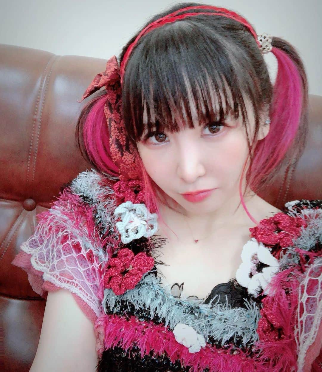 ナヨン ぶっかける 大森靖子さんのインスタグラム写真 - (大森靖子Instagram)「時を駆けたいな 幼女とか老婆とか全部になりたい ライブの中で。 11/47 鳥取  ライブ後の前髪だなあ えらめぐみ生誕でした！ 3.4枚目は7年前に来た時。ヒートテックでライブしててやばい 2019.7.15 米子AZTiC ...