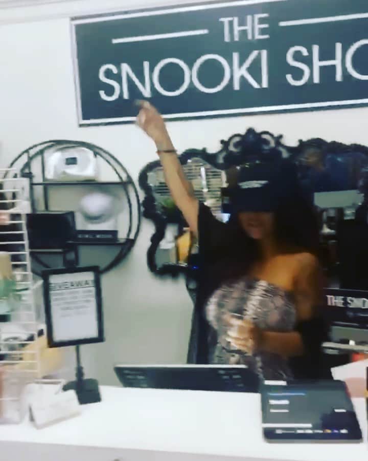 ニコール・ ポリッツィのインスタグラム：「Yesterday’s Snooki shop event was eventful. Thanks for coming MAWMAS🖤🔥 @thesnookishop」