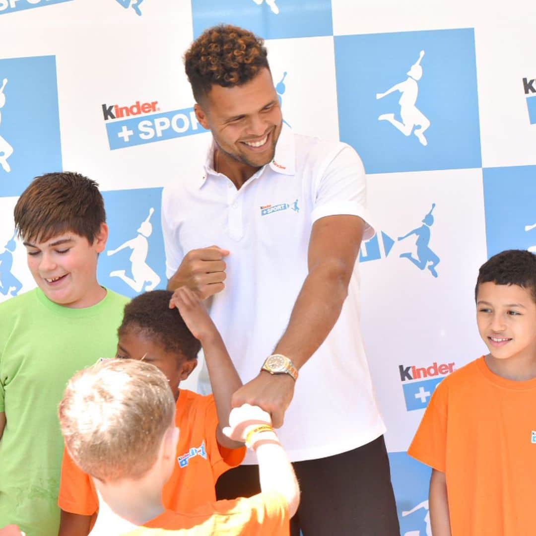 ジョー＝ウィルフリード・ツォンガのインスタグラム：「‪Dix ans plus tard, c’est toujours aussi spécial de venir au #VillageKinder à la rencontre des jeunes enfants du @secourspop ! ☺️✨‬ ‪Bravo et merci @kinderfr pour cette belle initiative 👌🏽 ‬ ‪#10ans #TsongaTeam ‬ 📸 @dumoulinnicolas」
