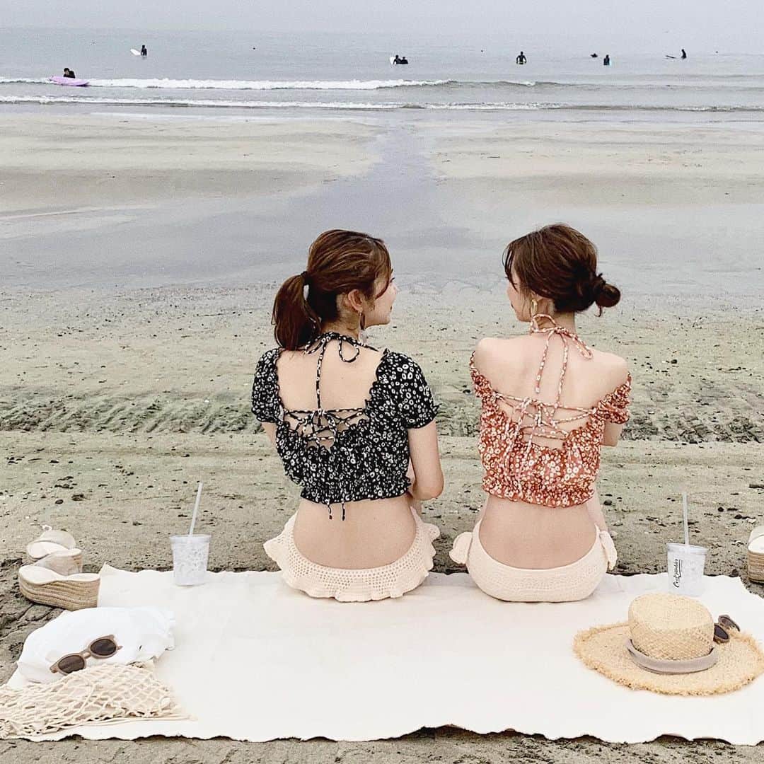 mina hinokuchiのインスタグラム：「. 🌼🌼🌼 . 新色のブラックも可愛い♡ ウエストに入ってるゴムのおかげで 凄く着痩せ出来てオススメです！💯 そろそろカラッと晴れた日が来て欲しいな〜☀︎ . 👙: #chico_swimwear2019 #whoswhochico #salonbychico #mina_chicode #フーズフーチコ #水着 #swimwear #swimsuit #swim #由比ヶ浜」