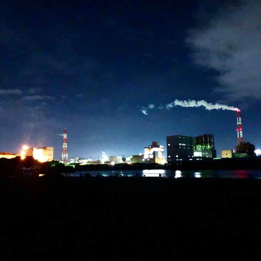 一ノ瀬みくさんのインスタグラム写真 - (一ノ瀬みくInstagram)「地元北九州の工場夜景を紹介します。 八幡西区黒崎地区にある工場です。 #工場萌え#工場夜景#工場夜景萌え#工場夜景好きな人と繋がりたい#工場」7月15日 23時30分 - mikuichinose