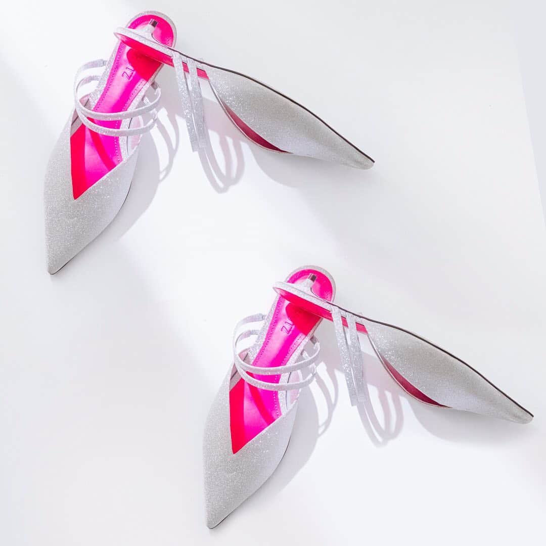 Schutzのインスタグラム：「DOUBLE SHINE: new kitten heels details #schutzresort」