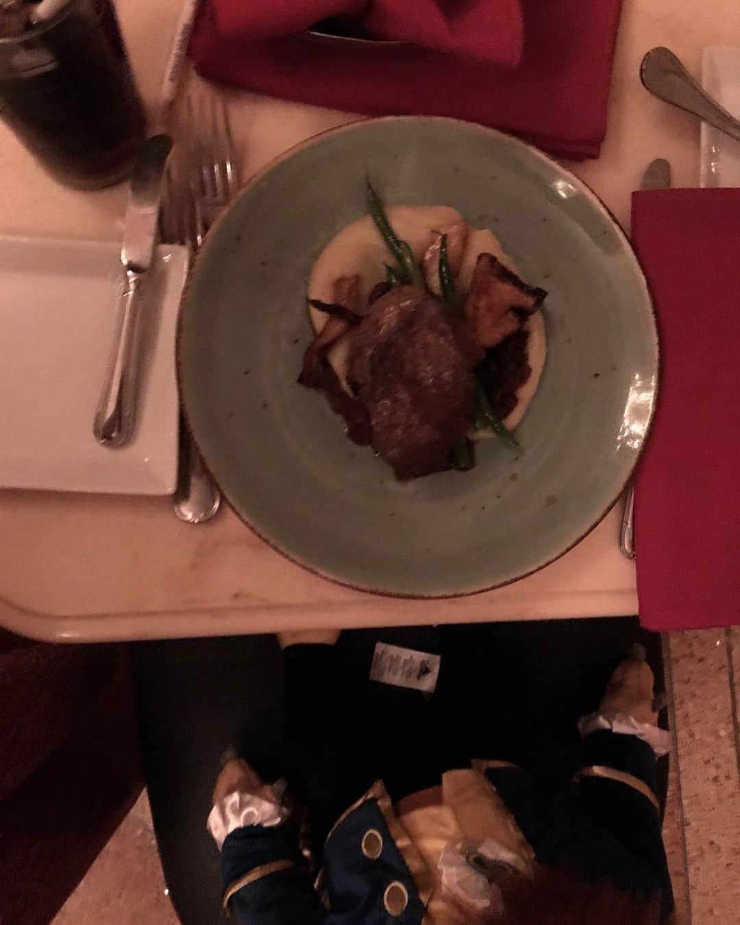 tiahy__さんのインスタグラム写真 - (tiahy__Instagram)「Be Our Guest Restaurant 🍽. . . . . . Perfect!. . 全てが素晴らしいレストラン. . お城も雰囲気もお料理も全てとっても大好きになりました. . お肉の塊が本当に大きくて美味しくて、 ビーストになった気分でお食事できました. . . 食後に、 Dinnerに予約した人だけが会える ビーストに…. . . あぁ、もう一度必ず行きたい. . . 本当に素晴らしい素敵なレストランです. . #beourguestrestaurant#wdw#magickingdom」7月15日 23時35分 - tiahy__disney