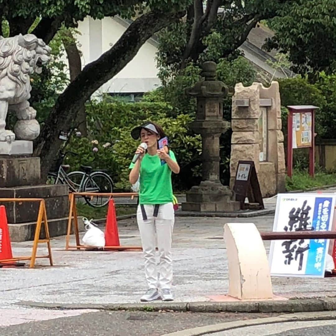 佐々木梨絵さんのインスタグラム写真 - (佐々木梨絵Instagram)「選挙戦も残りあと6日。  今朝は東候補とともに住吉大社駅前から長居公園へ。  私もマイクを持たせていただきました。  東後援会Aチームさんがとても良い写真を撮ってくださいました！ ツイッターで東候補の街宣の様子などをリアルタイムで発信されていますので、ツイッターをご利用のみなさん、ぜひフォローよろしくお願いします♪  東とおる後援会A-team ( @A_team_Osaka )  長居公園での街頭演説には松井代表の応援演説もあり、多くの方々に足を止めていただきました。  みなさんご存知のとおり、大阪は改選数４に対して維新候補は2人。  もちろん2人とも当選しなければなりません。  必然的に、東とおる候補も厳しい厳しい戦いになっています。 「大阪から日本を変えていく。大阪の維新の改革こそ、国政でやらなくてはならない改革なんです。」 東とおる候補はこう訴えます。  大阪の回復と成長を目の当たりにしていると、増税の前に、まずこの改革を国政でやるべき！そのためにはなんとしても維新候補を国会へ押し上げていただきたいのですが、最近もよく言われます。 「東さんは大丈夫でしょ。」 選挙に大丈夫はありません。 組織票のない維新には、票割りというシステムもありません。  ただただ、みなさまのご支援を信じて、必死で走り抜ける東とおる候補に、一票を託してください！  #東とおる #参議院議員選挙 #参議院選挙 #日本維新の会 #東徹 #選挙に行こう #投票に行こう #期日前投票に行こう」7月15日 23時36分 - sasaki__rie