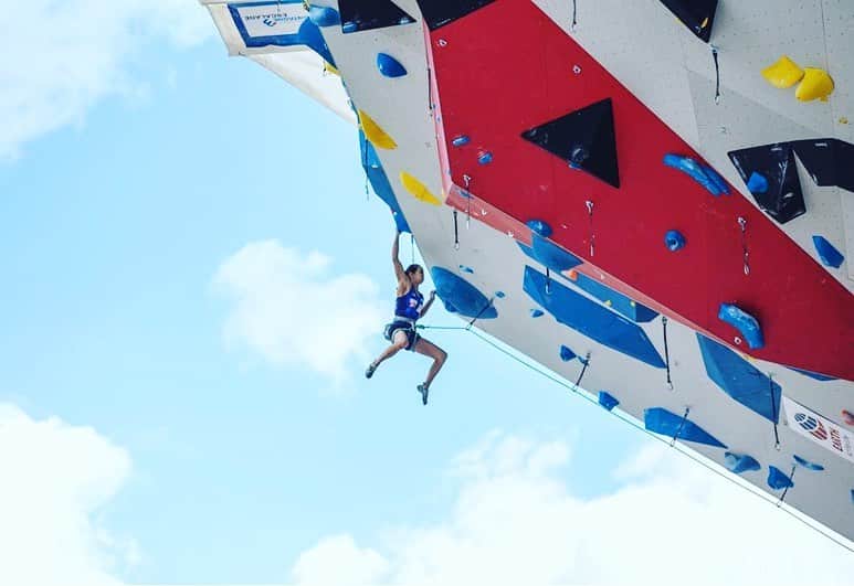 野口啓代のインスタグラム：「WCL Chamonix: the result 10th. I believe I’ be been practising more than ever and prepared, but I could not climb well as I imagined in Semi-finals.* I was feeling disappointed after my bad climbing. Yet when I saw how beautifully finalists going up the wall, I understood I deserve my result. I am happy that I could find my weak points before World Championships.* * Hachioji Championships coming in 3 weeks. With my all experience, I will bring myself to the best for Lead, Bouldering and Speed.* * Thanks. —————————————— WCLシャモニーは10位でした。 今まで以上にリードのトレーニングをして準備してきたはずなのに、準決勝で全く自分らしい登りが出来ませんでした。準決勝が終わった後は後悔の気持ちもありましたが、ファイナリストの堂々とした登りをみていたら、妥当な順位だったと痛感しました。これが世界選手権ではなく、このタイミングでたくさんの反省点に気づけて良かったと思います。 * 3週間後の世界選手権🏆 これまで経験したことを生かして、リード、ボルダー、スピード、すべてにおいて過去最高の状態で臨みたいです！* * 応援ありがとうございました⭐️ * @au_official #大和証券 @thenorthfacejp @orientalbaio #三井不動産 @cowsoapcp #zeta  @c3fit @lasportivajp @petzl_official  @newhale_japan」