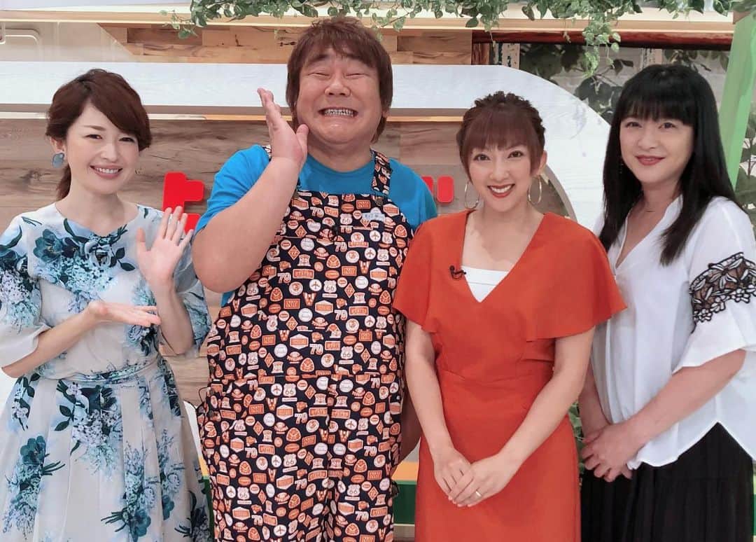 山田まりやさんのインスタグラム写真 - (山田まりやInstagram)「よじごじDays 生放送 ご覧頂きました皆様ありがとうございました❤️ ・ 皆様にお願いして 楽屋で待っていてくれたムネくんと 生放送後に記念撮影を撮っていただきました❣️😆✨ ・ 早速プリントして 青森のばぁばの老人ホームに送らせていただきます😂🙏✨ ・ 伊藤かずえさんも 石塚英彦さんも 松丸アナウンサーさんも 私もみんなお酒がいける口なのでwww ・ VTRを見ながらのOAでは 皆様に聞こえていない副音声にて 大爆笑連発でワイプに映る私の顔はくちゃくちゃでした〜🤣www ・ まだまだ梅雨空が続き 梅雨が明けてからは 暑い日々がやってきますので😅 ・ ぜひいつでも快適な地下街へ お出かけしてみて下さい😆✨ ・ #よじごじdays  #月曜日  #石塚英彦 さん #石ちゃん #松丸友紀 アナウンサー @yuki_matsumaru  #伊藤かずえ さん @kazue__itoh  #ムネくん  @central_official_  #渋谷  #しぶちか  #新橋駅前ビル  #新橋駅前ビル1号館  #新橋駅前ビル2号館  #地下街」7月15日 23時40分 - mariya.yamada
