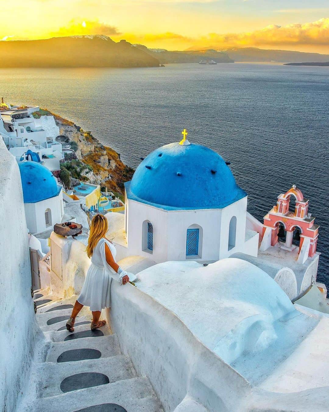 Awesome Wonderful Natureさんのインスタグラム写真 - (Awesome Wonderful NatureInstagram)「Santorini or Mykonos??? Follow ✨@thegreek.islands✨ for stunning posts like these! ✨@thegreek.islands✨ . Pics by @cbezerraphotos」7月15日 23時40分 - fantastic_earth